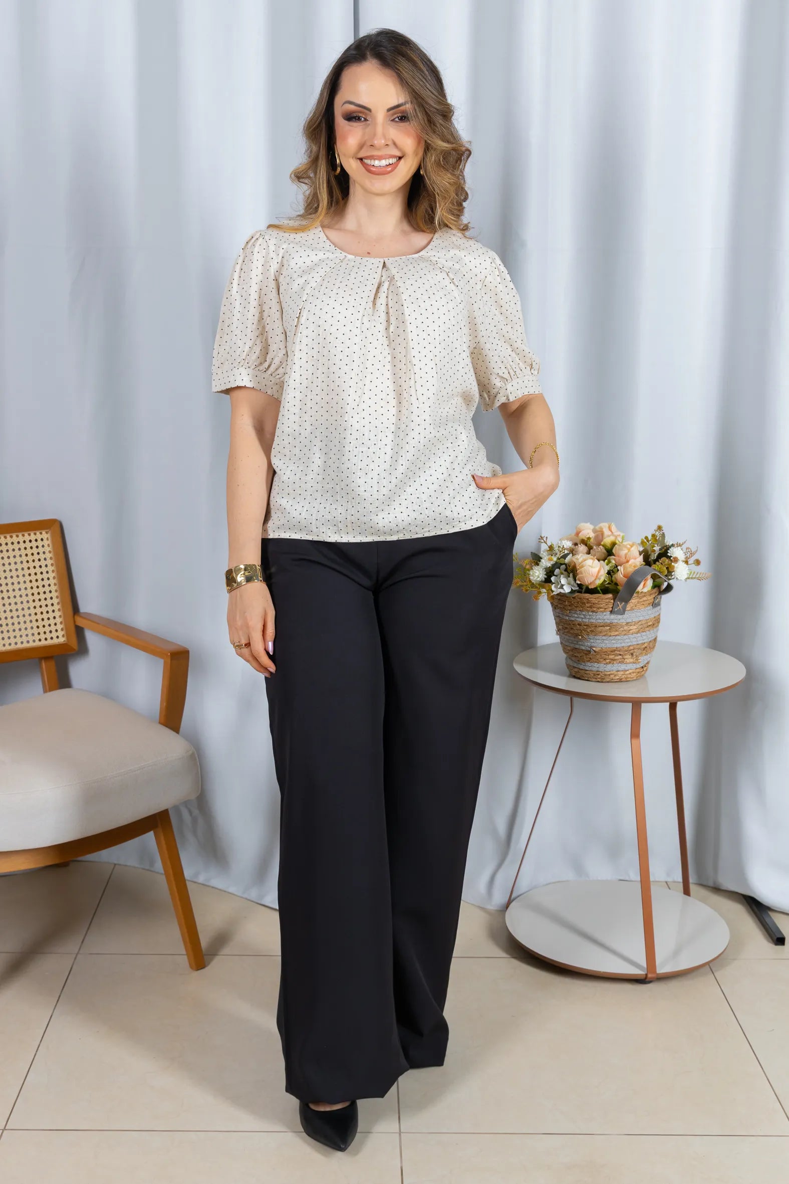 Blusa Manga Curta em Visco-linho e Colo em Pregas Estampa Poá Giovana Creme