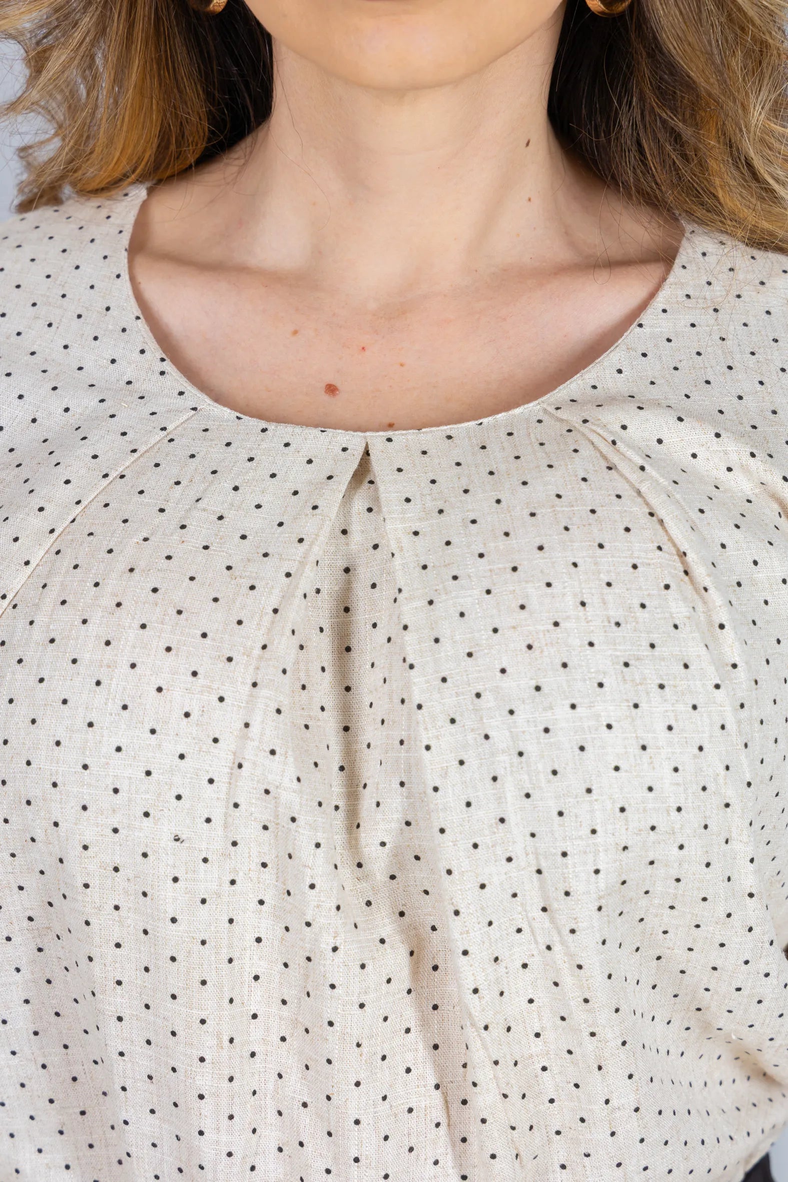 Blusa Manga Curta em Visco-linho e Colo em Pregas Estampa Poá Giovana Creme