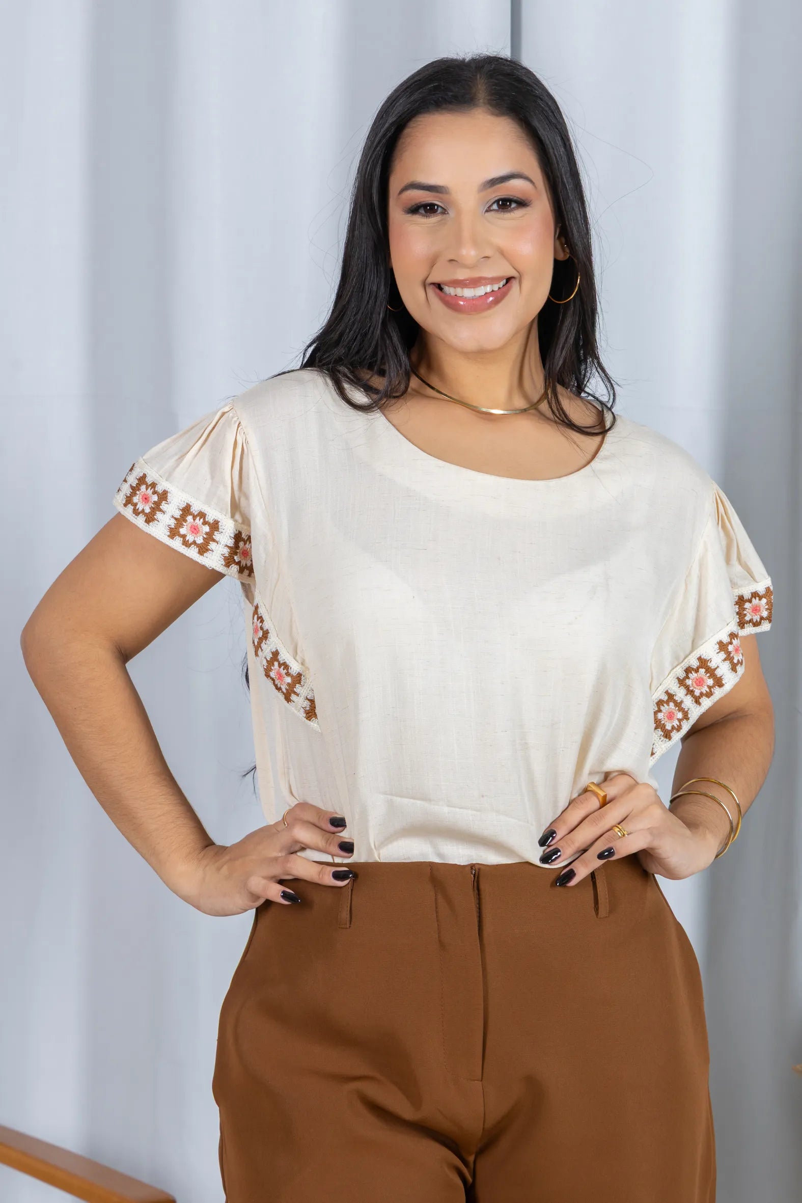 Blusa Manga Curta com Acabamento Bordado em Visco-linho Valéria Creme