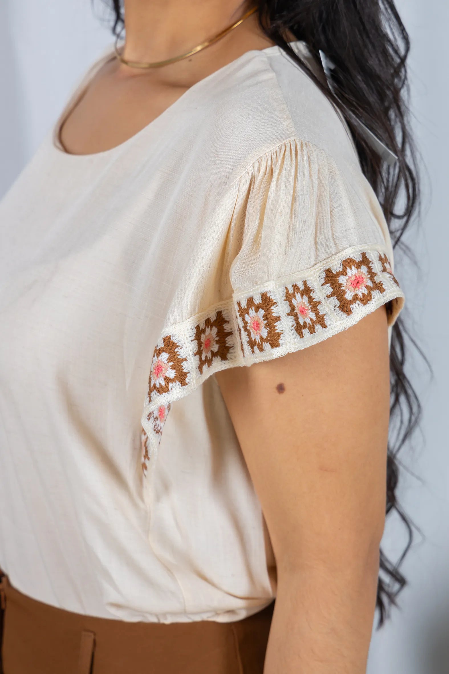 Blusa Manga Curta com Acabamento Bordado em Visco-linho Valéria Creme