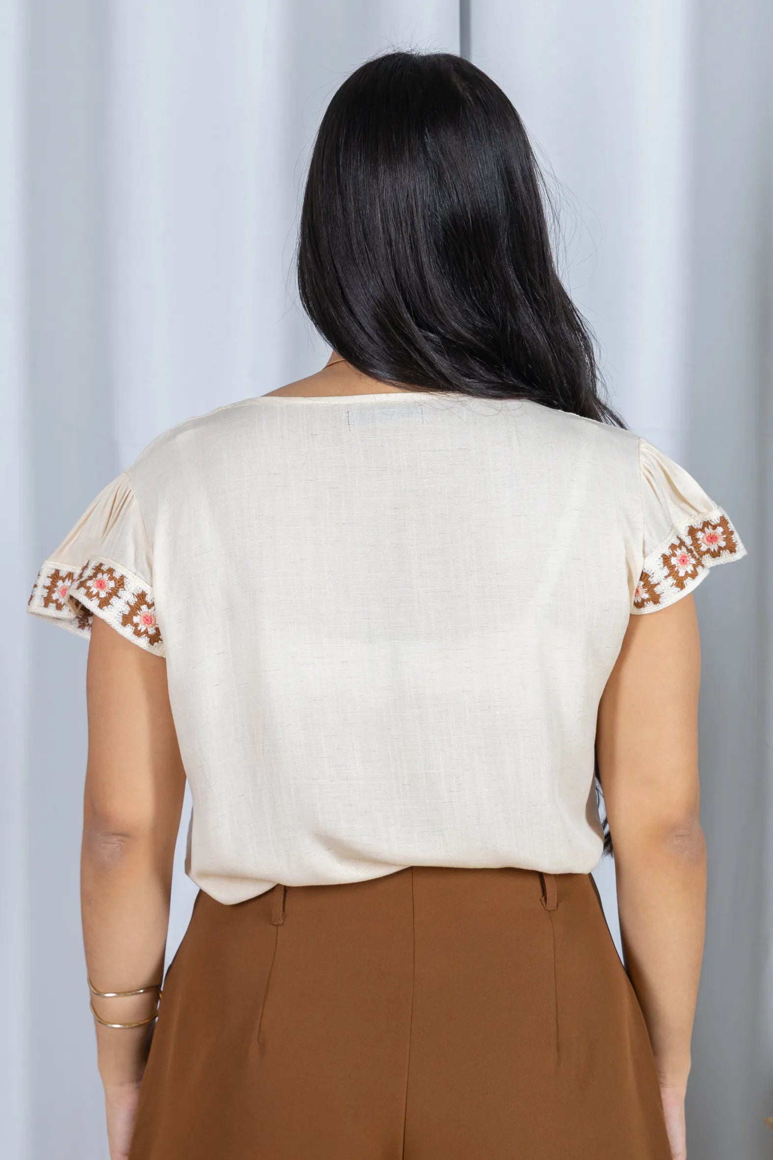 Blusa Manga Curta com Acabamento Bordado em Visco-linho Valéria Creme