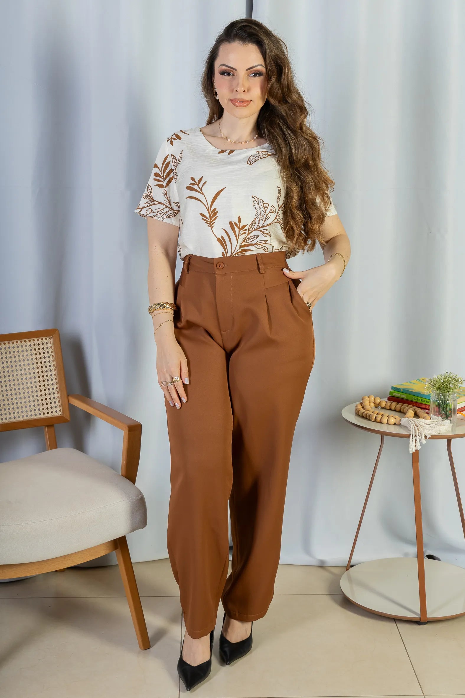 Blusa Manga Curta Visco Brise Telma Estampa Folhagem Branca