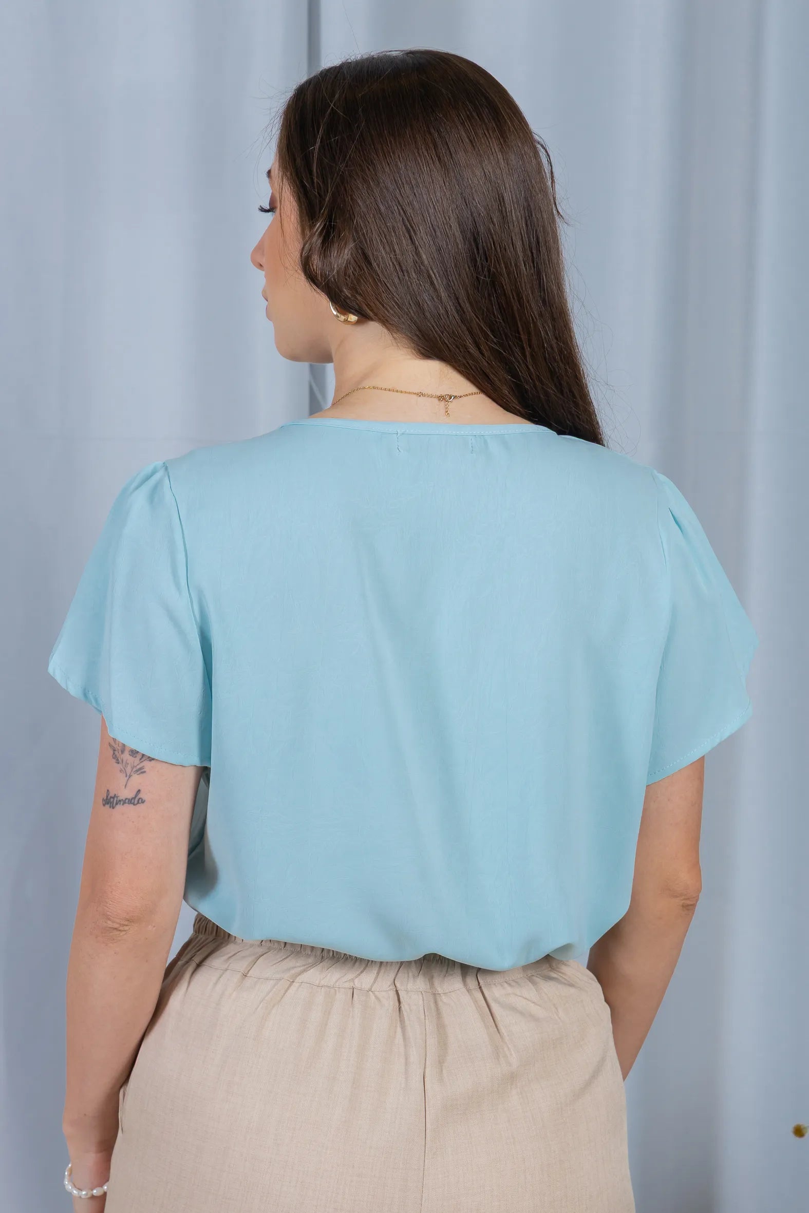 Blusa Manga Curta Transpassada Crepe Classic Colo com Pregas Maria Azul