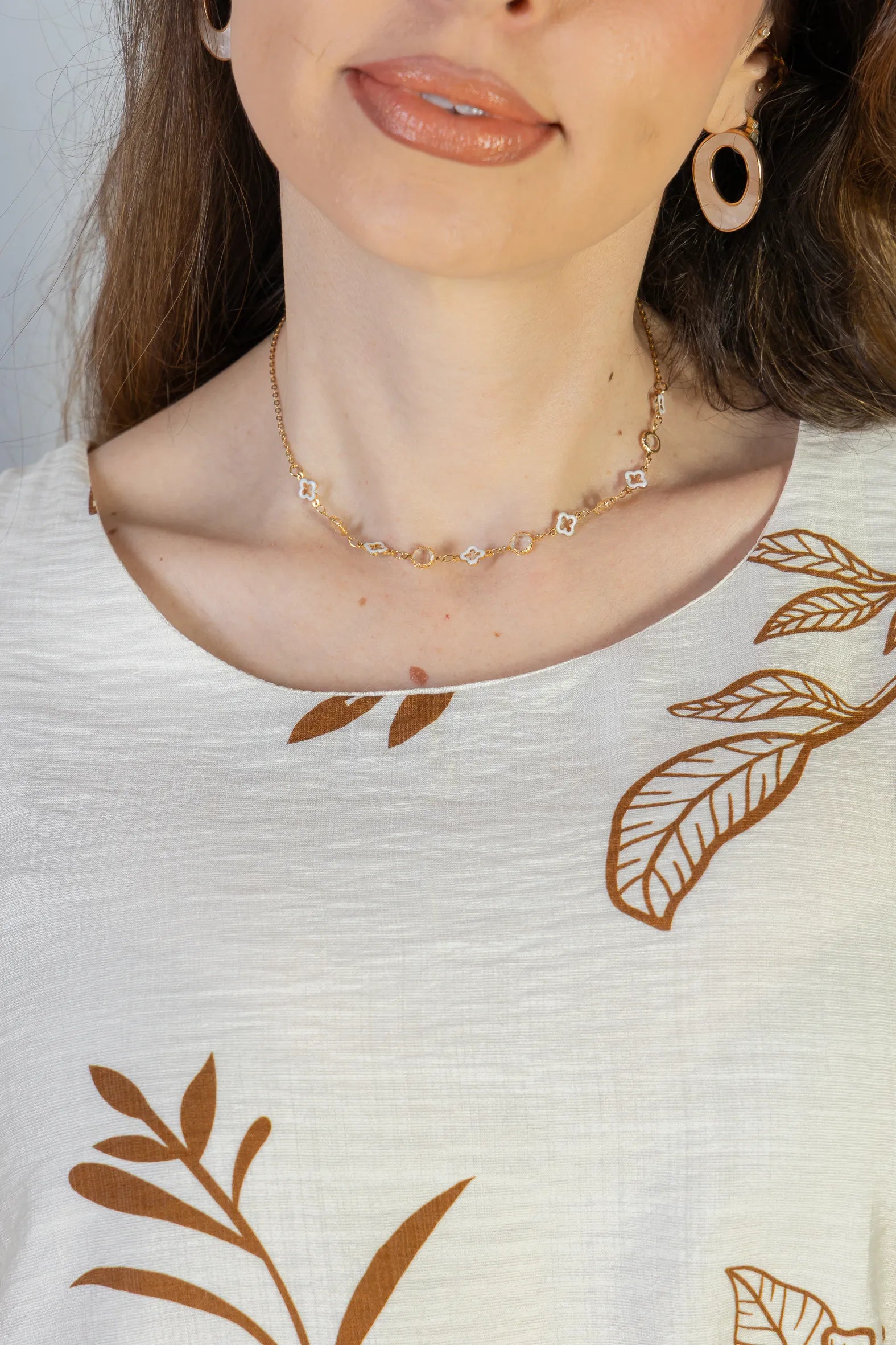 Blusa Manga Curta Visco Brise Telma Estampa Folhagem Branca