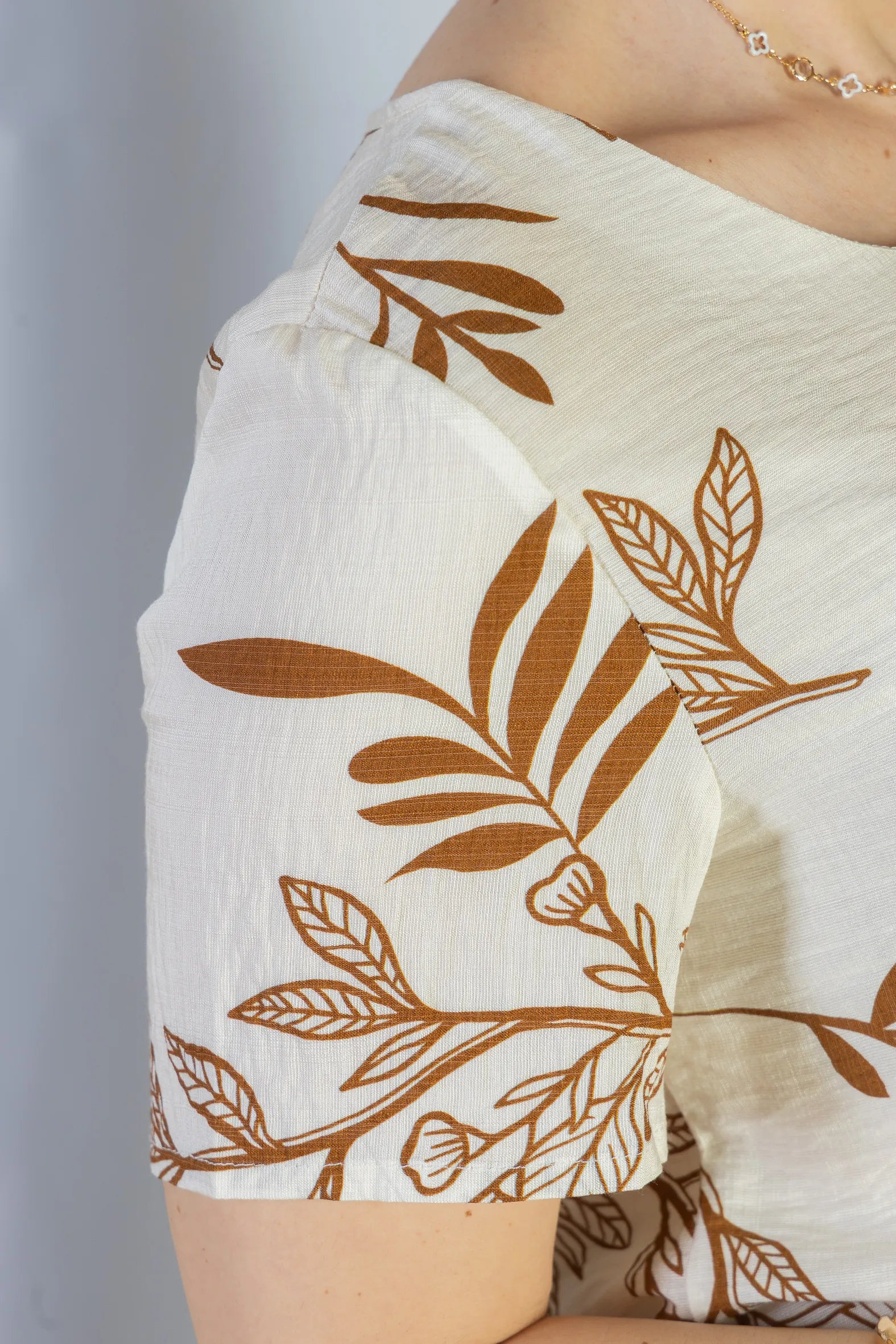 Blusa Manga Curta Visco Brise Telma Estampa Folhagem Branca