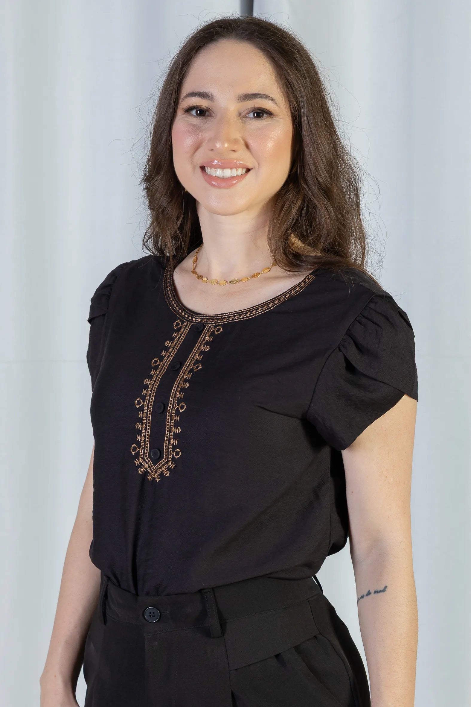 Blusa Manga Curta Transpassada Detalhe Botão Visco Soft Vanessa Preta