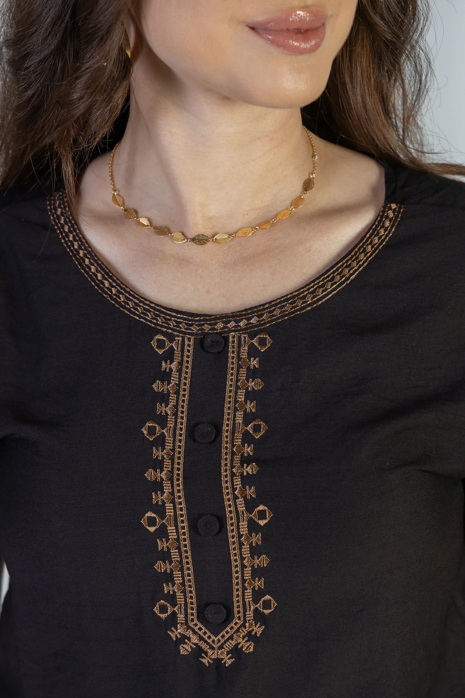 Blusa Manga Curta Transpassada Detalhe Botão Visco Soft Vanessa Preta