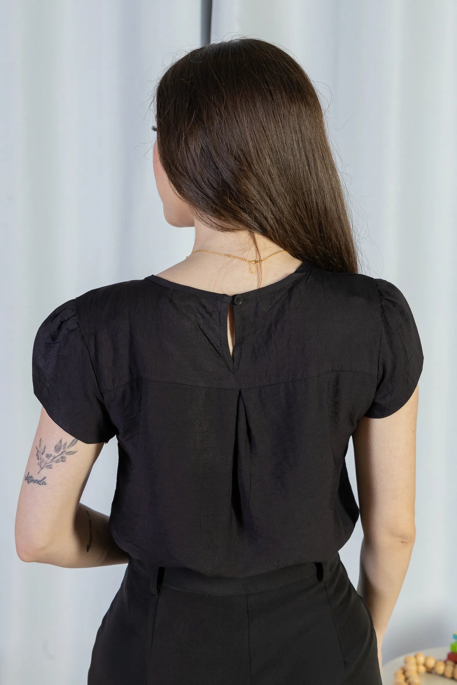 Blusa Manga Curta Transpassada Detalhe Botão Visco Soft Vanessa Preta