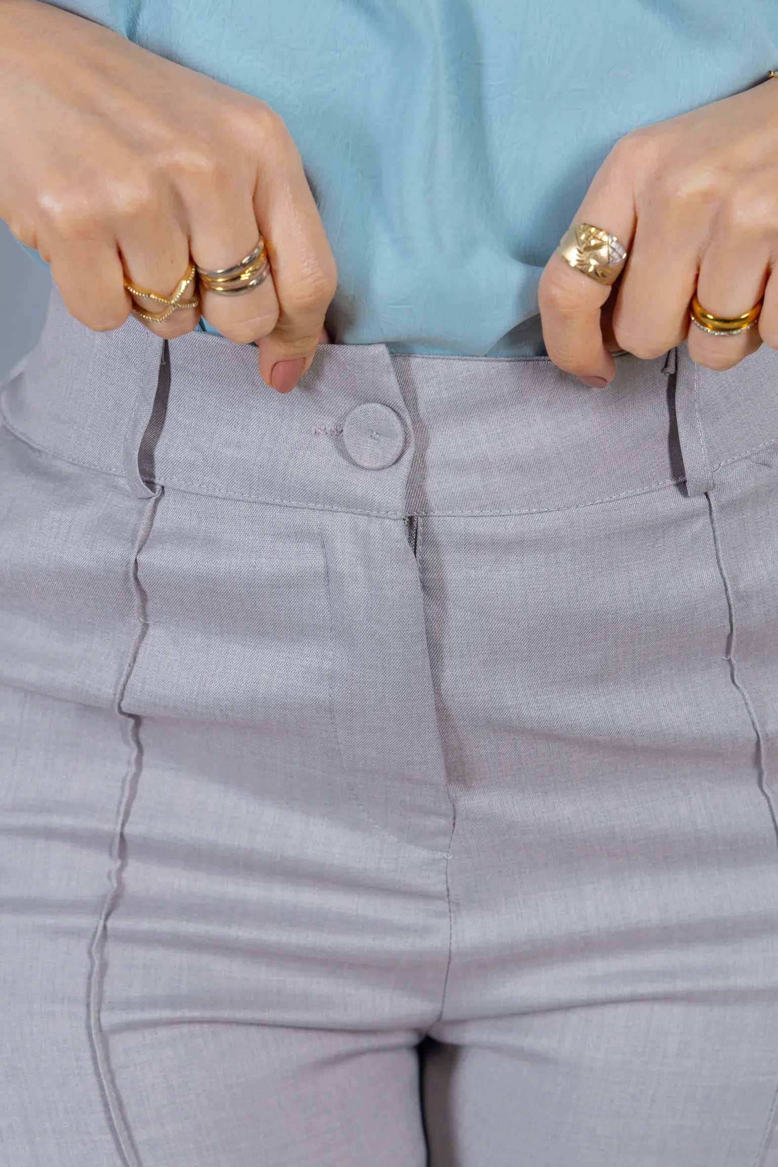 Calça Corte Reto Cotton Alfaiataria Lisse Detalhe em Friso Ariane Cinza