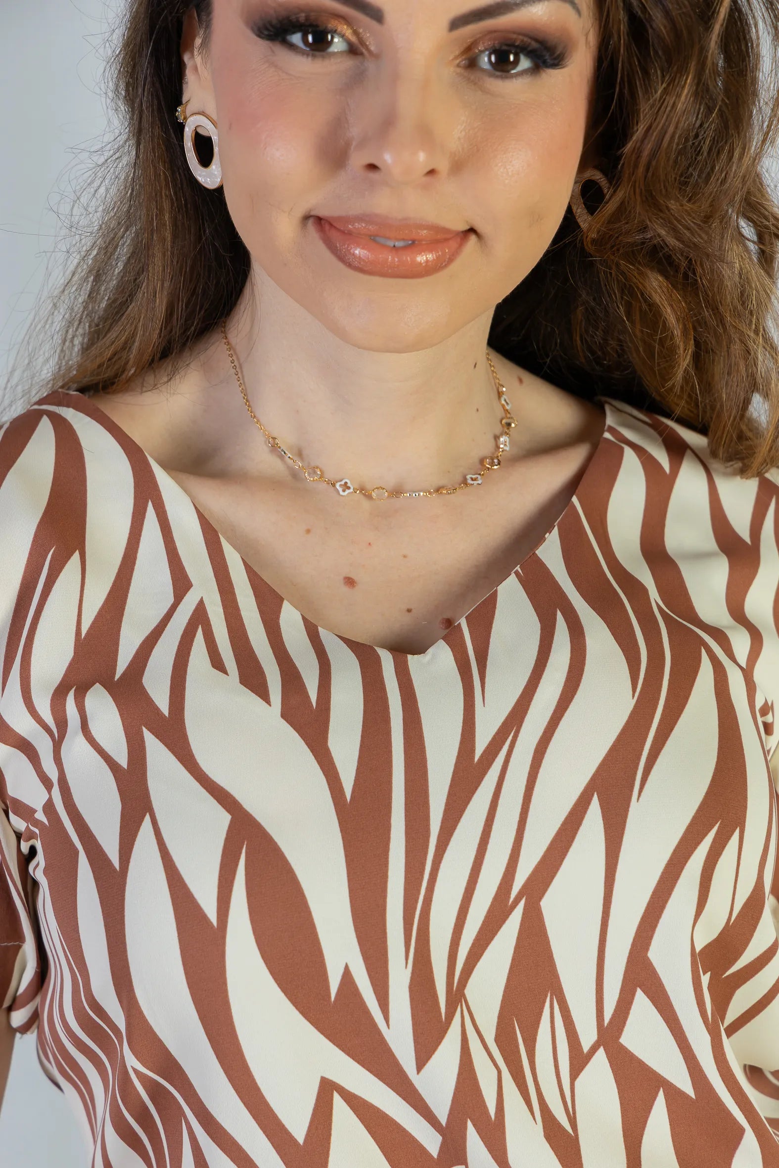 Blusa Manga Curta Detalhe Botão Decote "V" Crepe Classic Graciane Marrom