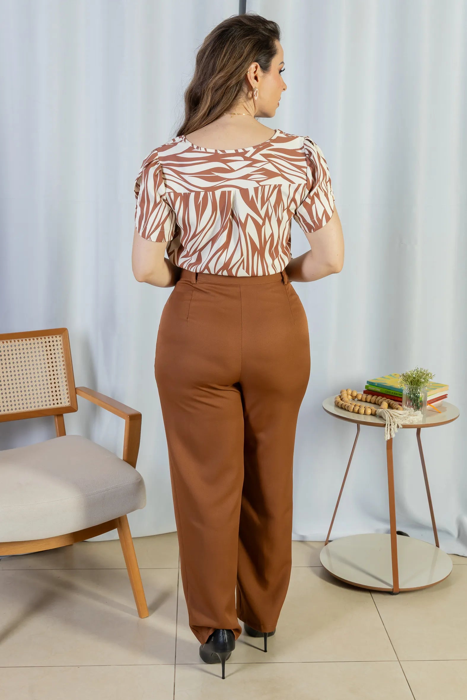 Blusa Manga Curta Detalhe Botão Decote "V" Crepe Classic Graciane Marrom