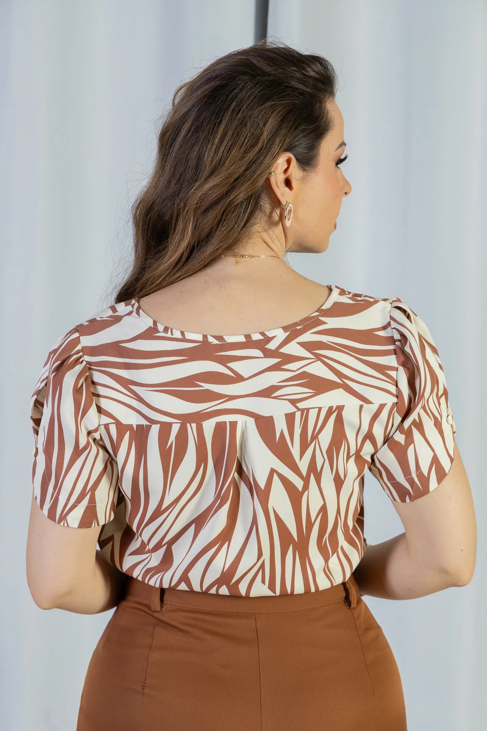 Blusa Manga Curta Detalhe Botão Decote "V" Crepe Classic Graciane Marrom