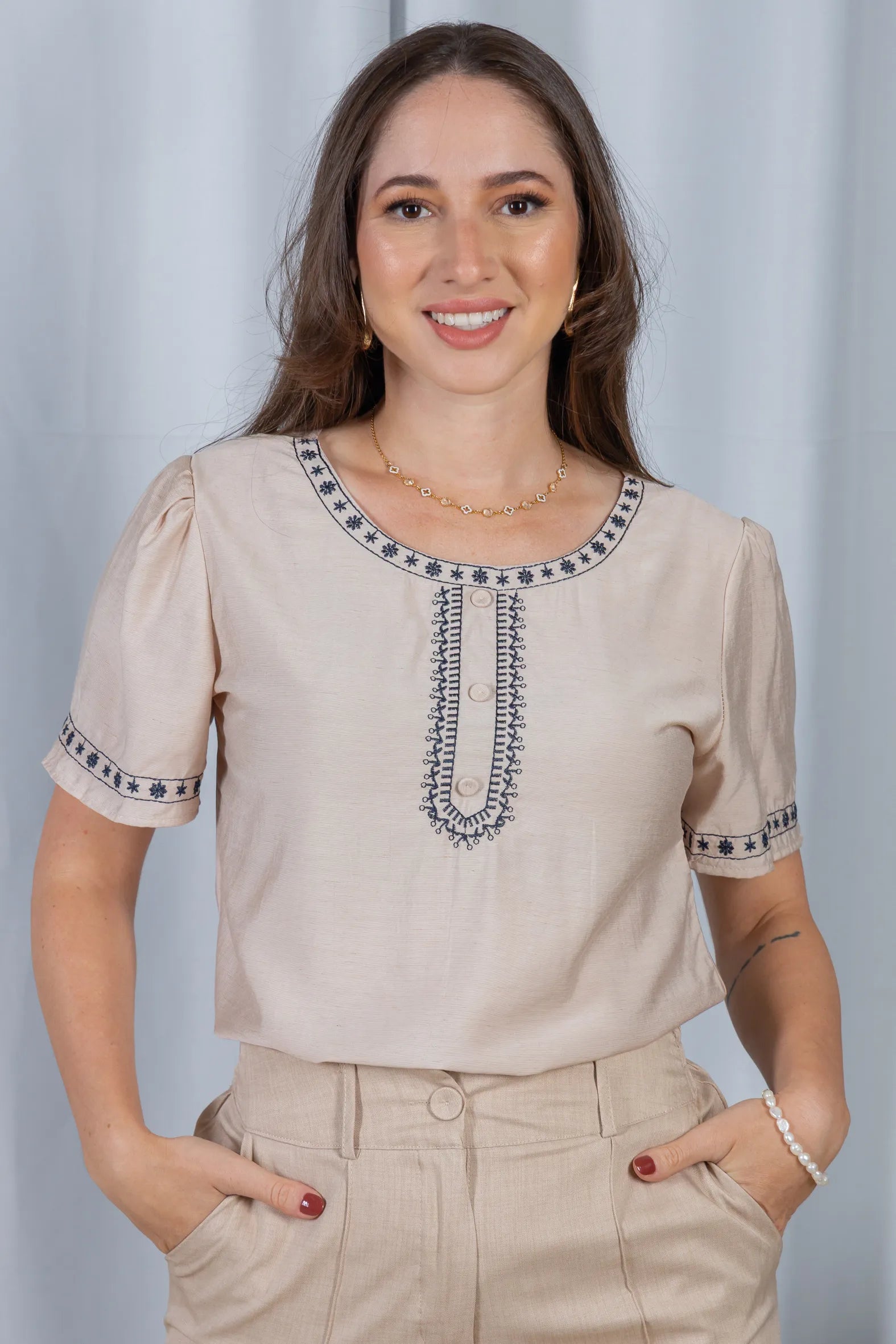 Blusa Manga Curta com Detalhes Bordados Colo Visco Fine Leia Bege