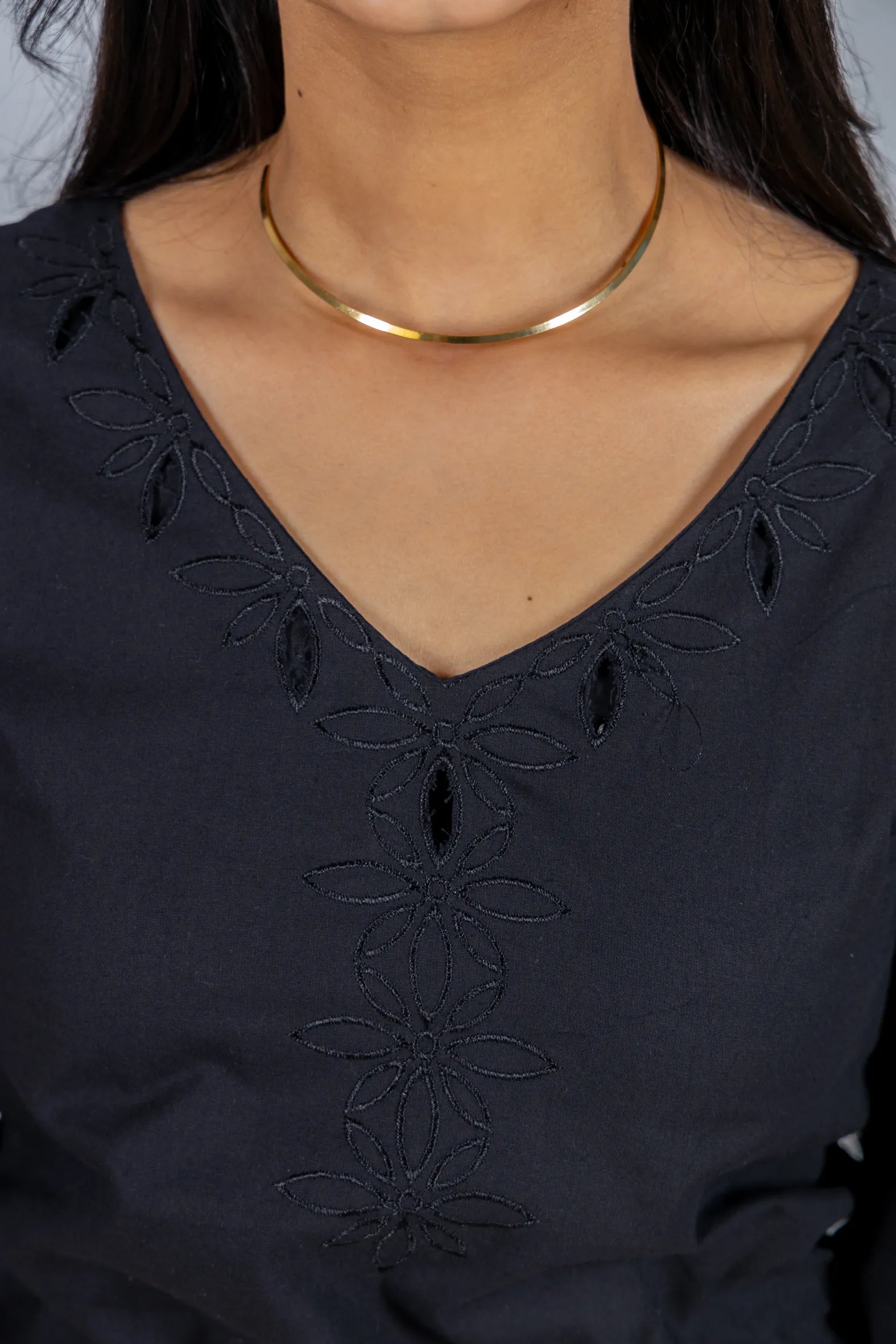 Blusa Manga Longa Decote em "V" em Cotton e Detalhes Vazados Melina Preta