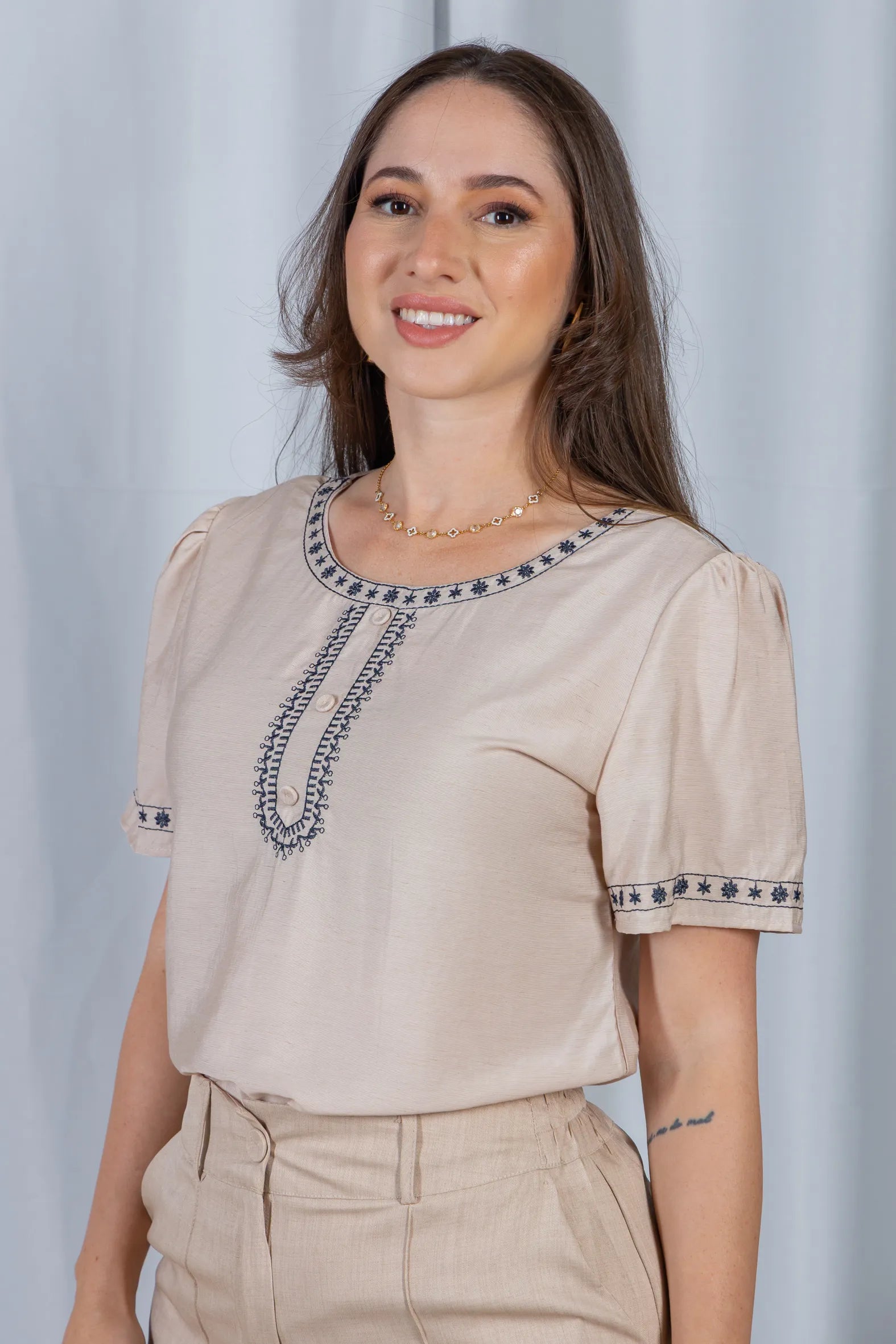 Blusa Manga Curta com Detalhes Bordados Colo Visco Fine Leia Bege