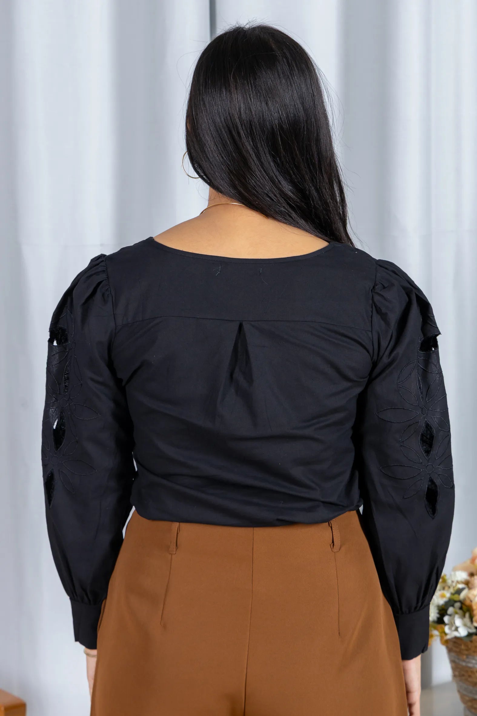 Blusa Manga Longa Decote em "V" em Cotton e Detalhes Vazados Melina Preta