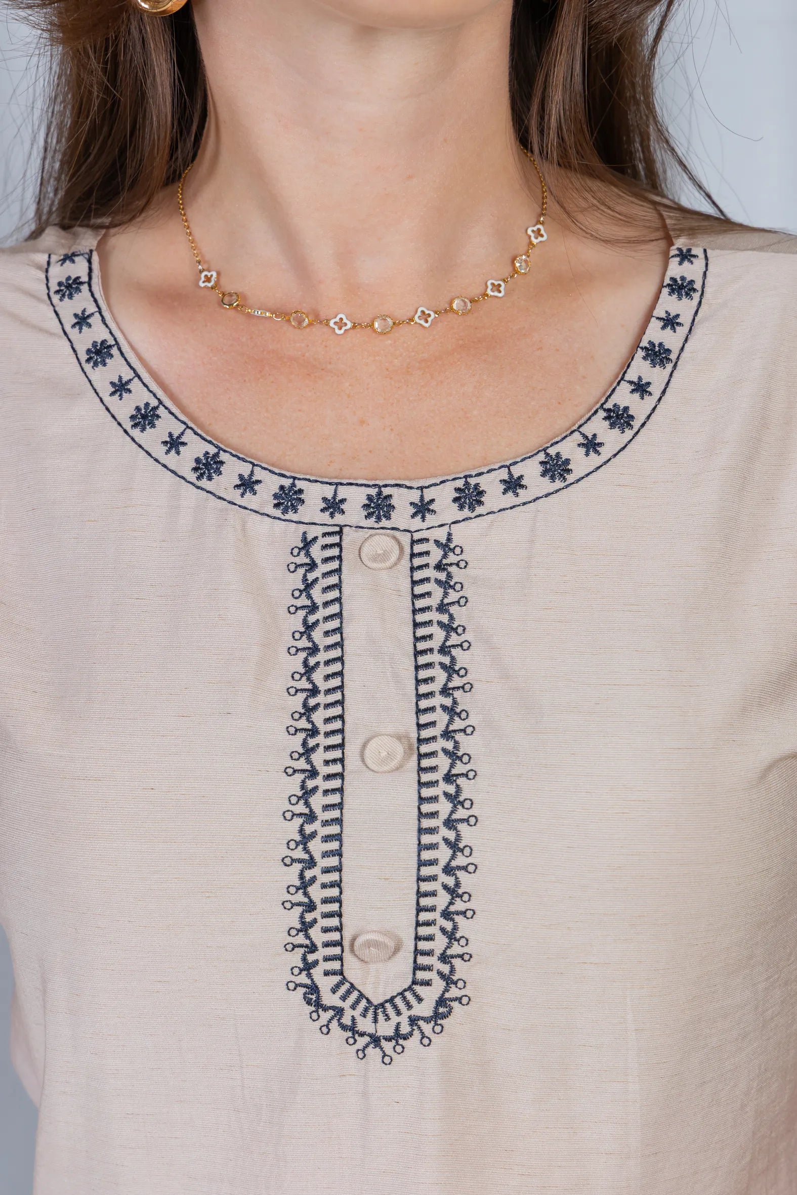 Blusa Manga Curta com Detalhes Bordados Colo Visco Fine Leia Bege