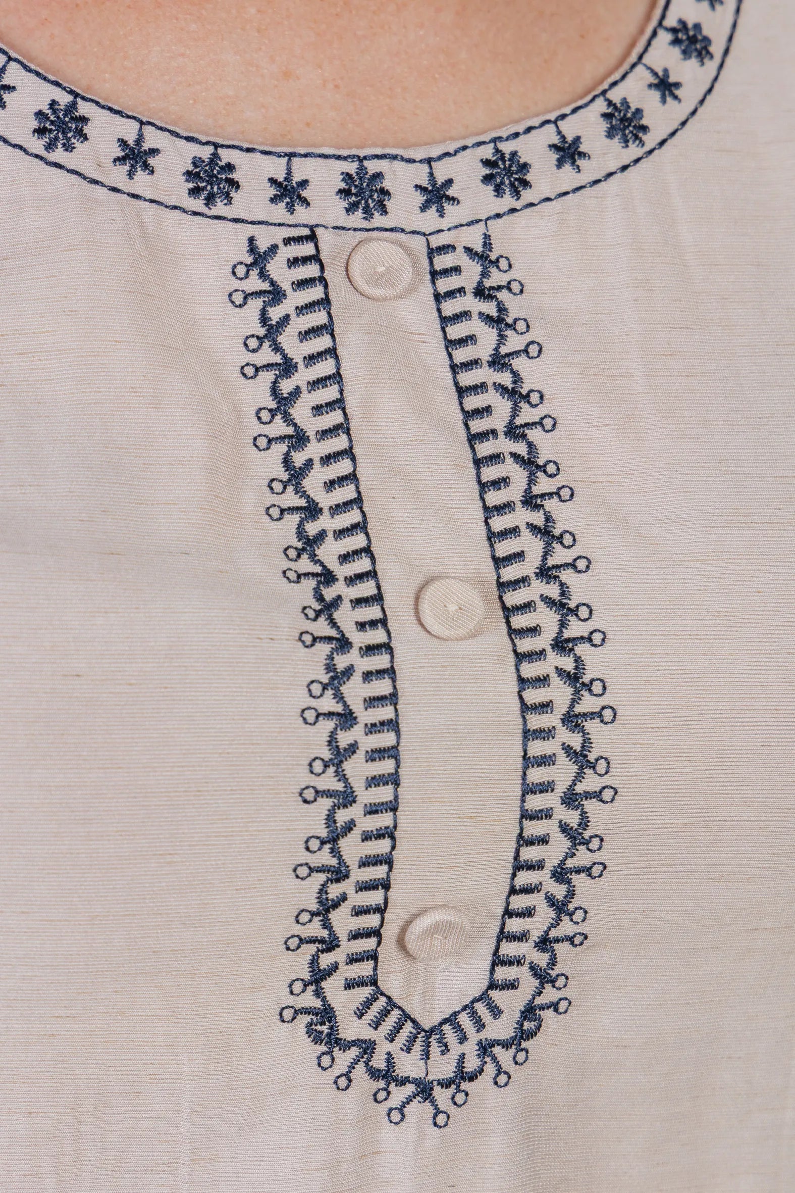 Blusa Manga Curta com Detalhes Bordados Colo Visco Fine Leia Bege