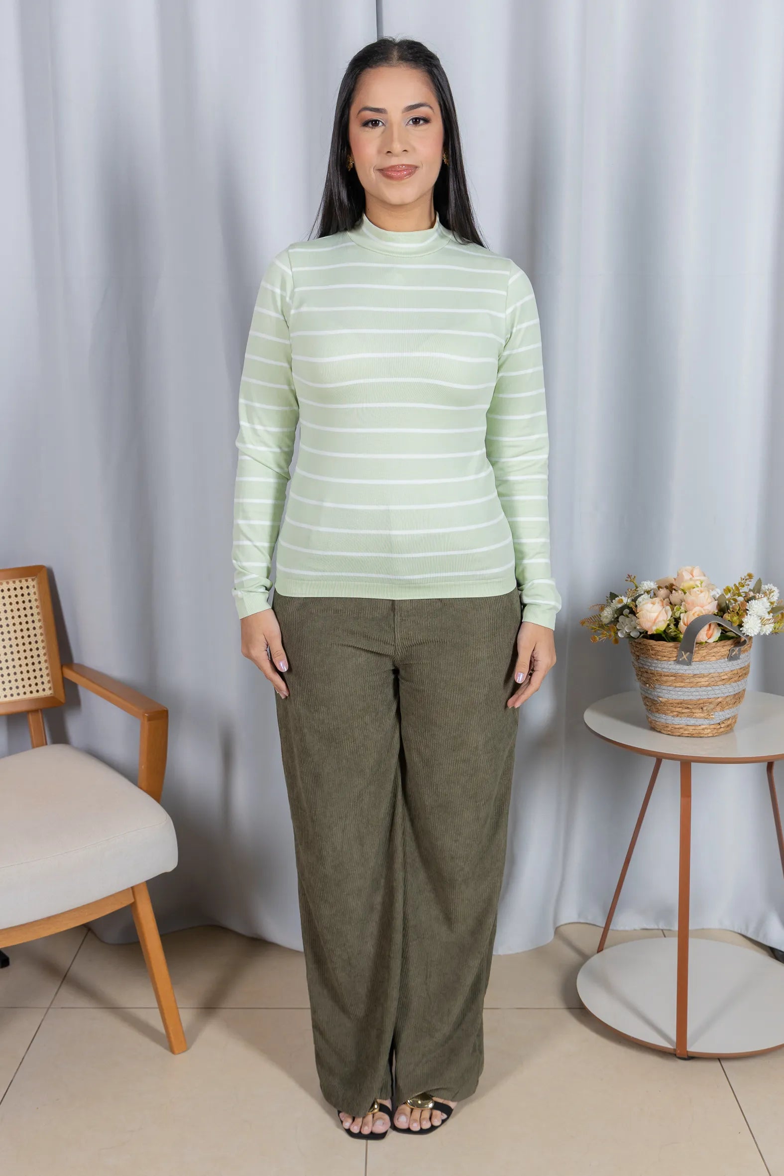 Blusa Manga Longa com Gola Alta em Malha Canelada Andressa Verde