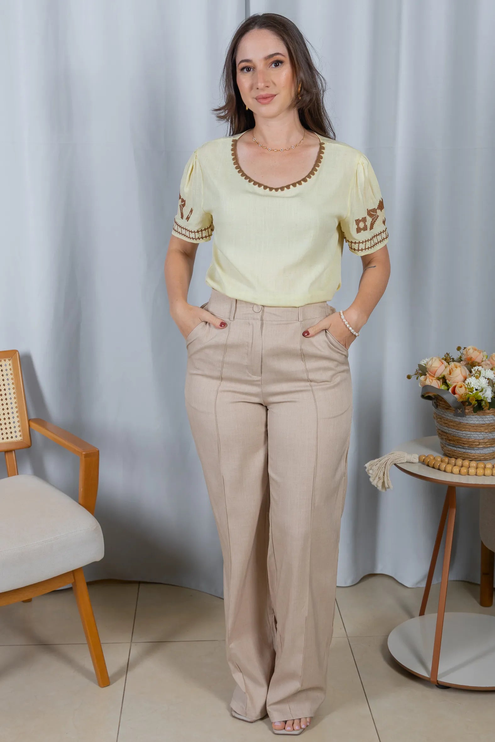 Blusa Manga Curta Algodão Linho Detalhes Bordados Cecilia Amarelo Manteiga