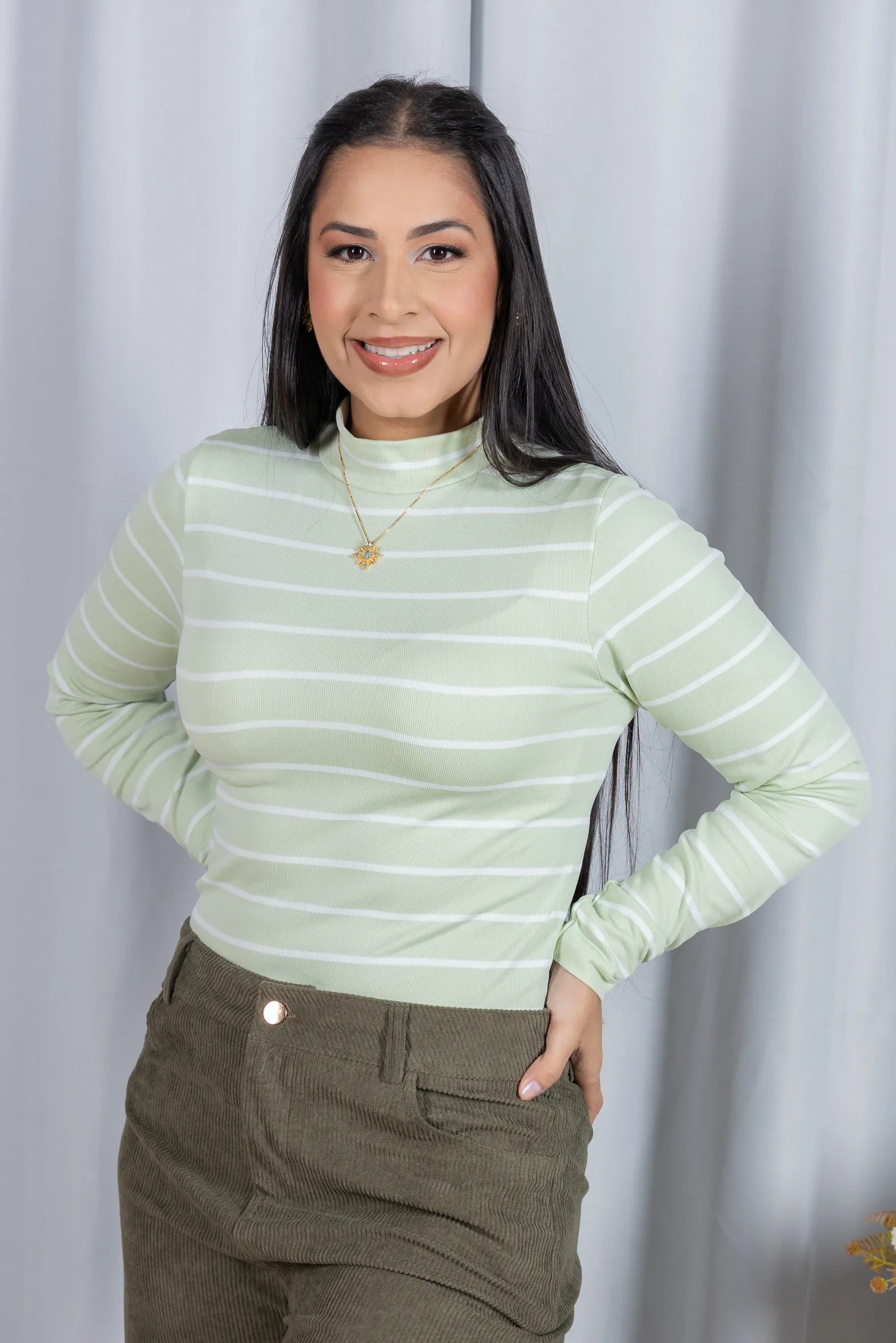 Blusa Manga Longa com Gola Alta em Malha Canelada Andressa Verde