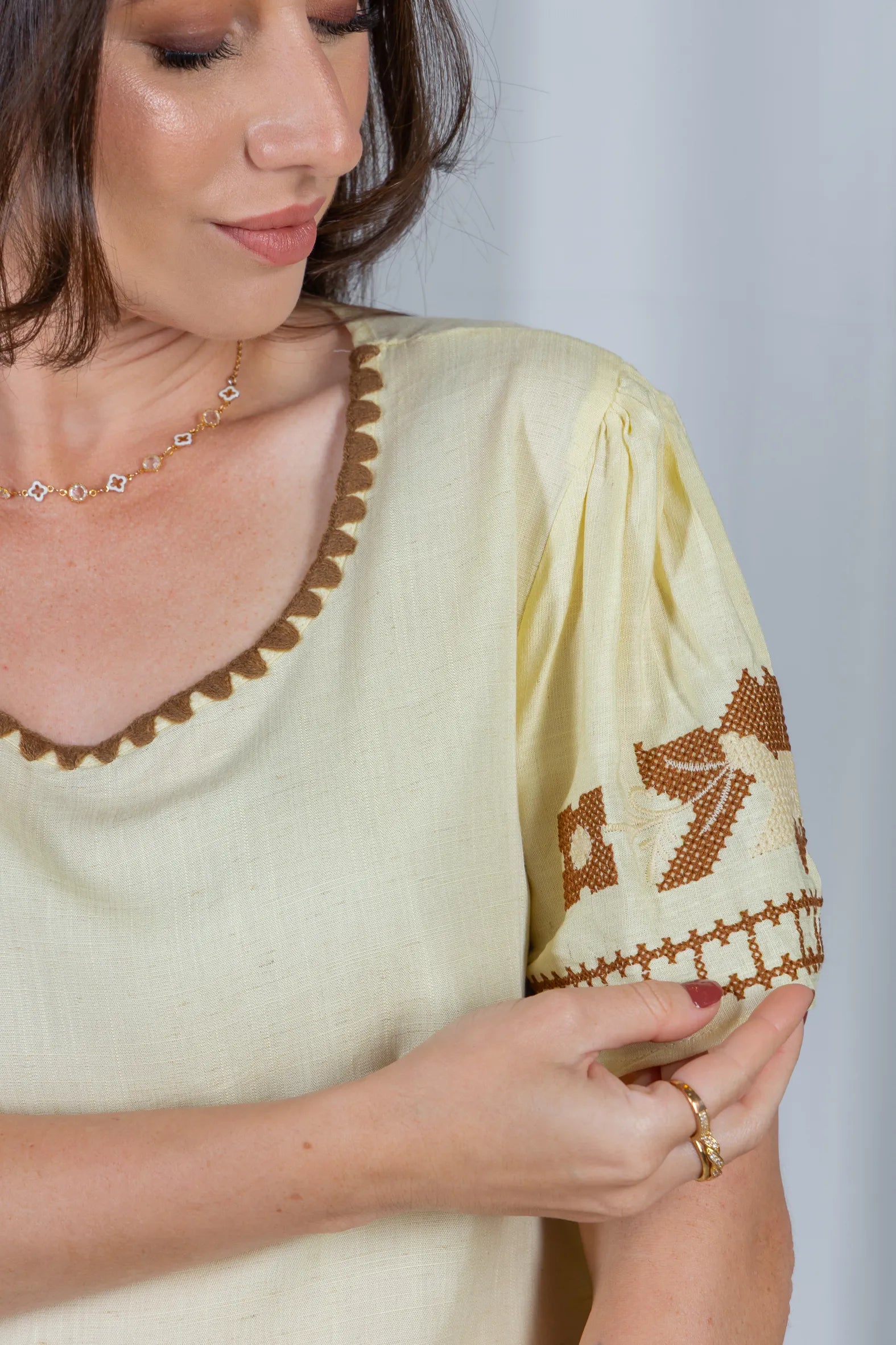 Blusa Manga Curta Algodão Linho Detalhes Bordados Cecilia Amarelo Manteiga