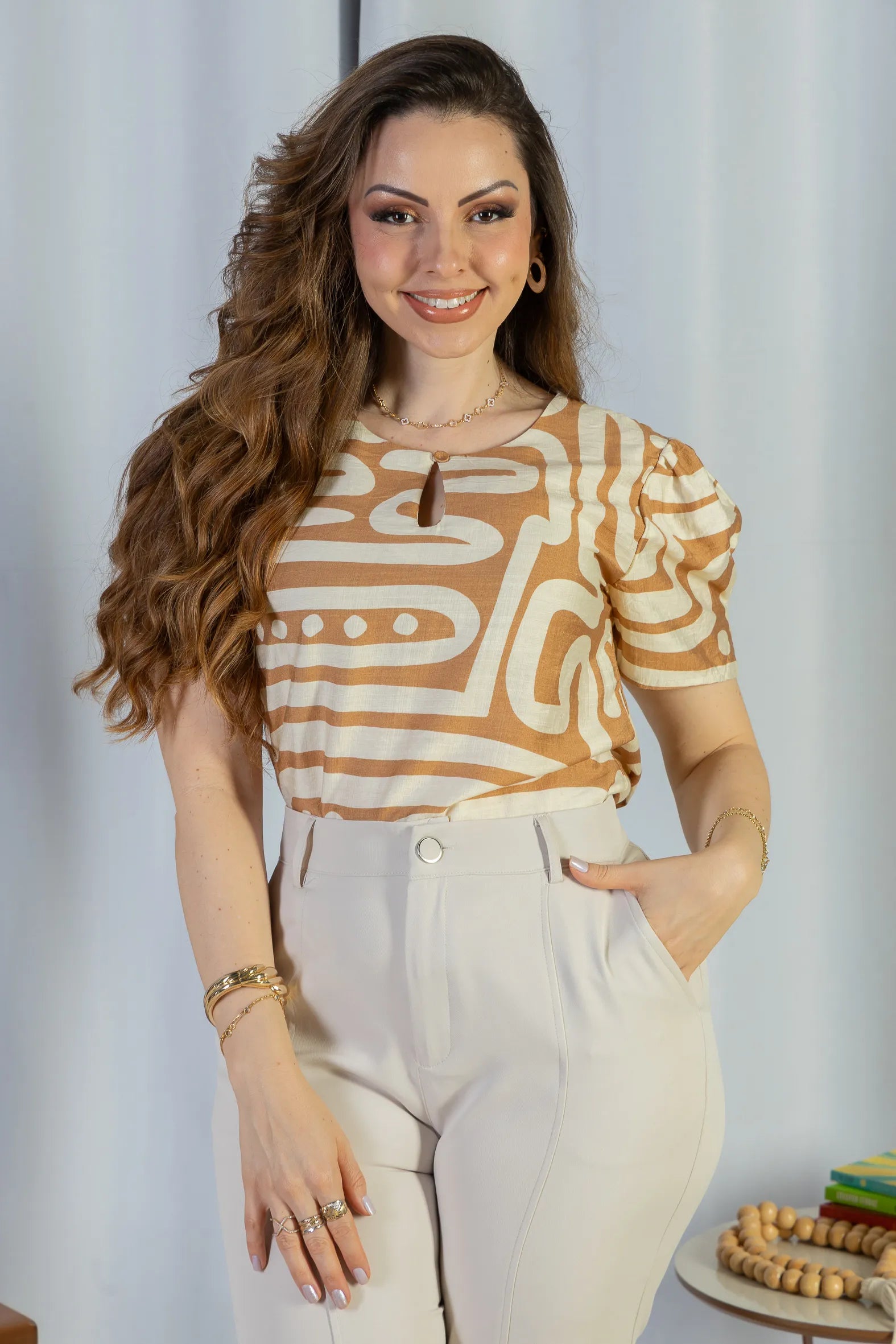 Blusa Manga Curta Detalhe Decote Visco Brise Mel Estampada Bege