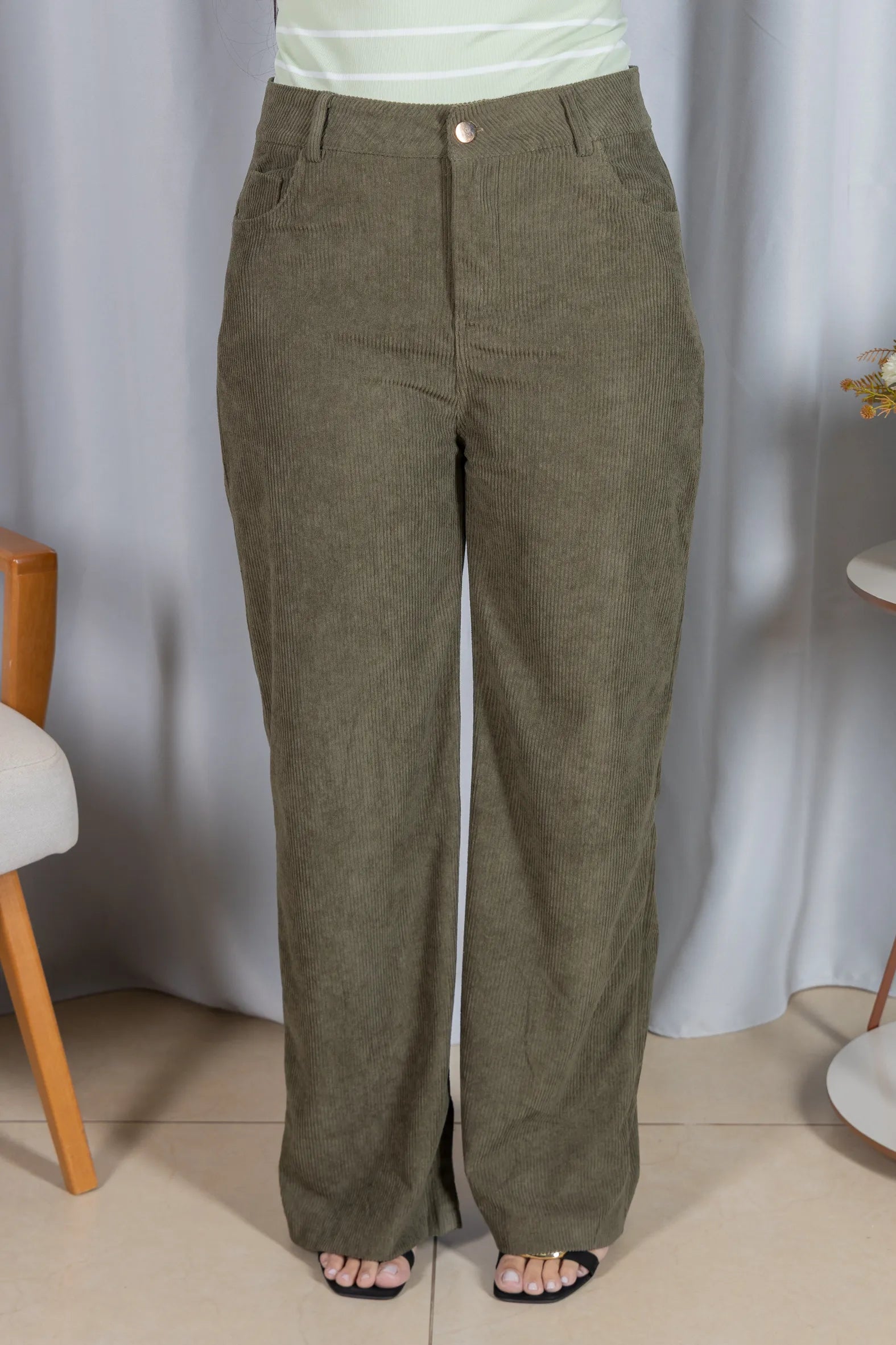 Calça Corte Reto em Cotelê Detalhe Botão Dourado Mia Verde
