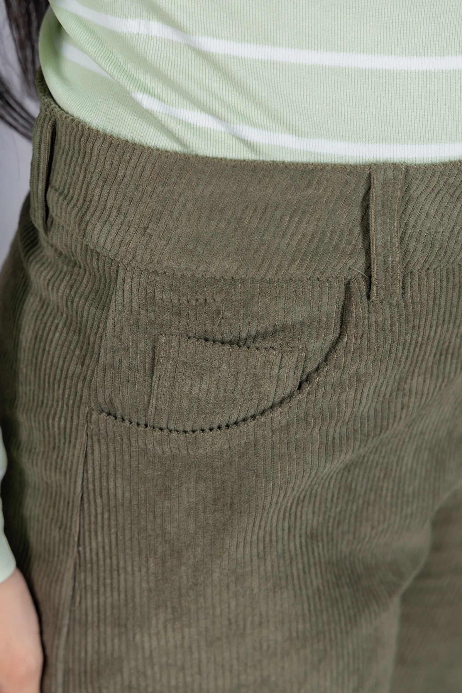 Calça Corte Reto em Cotelê Detalhe Botão Dourado Mia Verde