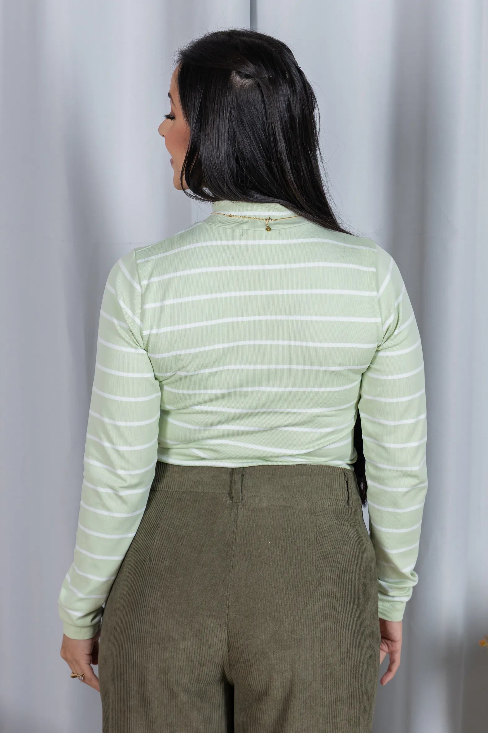 Blusa Manga Longa com Gola Alta em Malha Canelada Andressa Verde