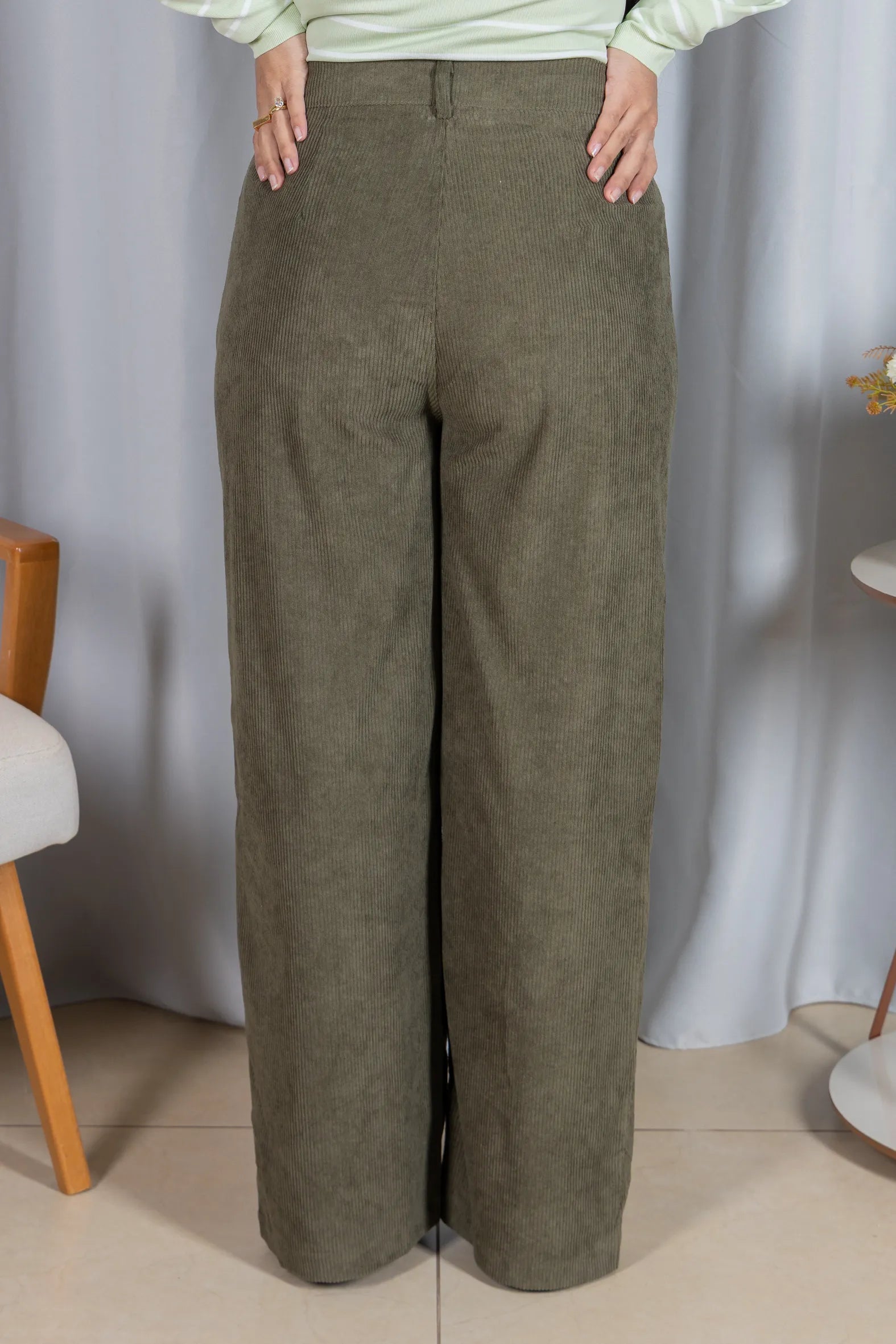 Calça Corte Reto em Cotelê Detalhe Botão Dourado Mia Verde
