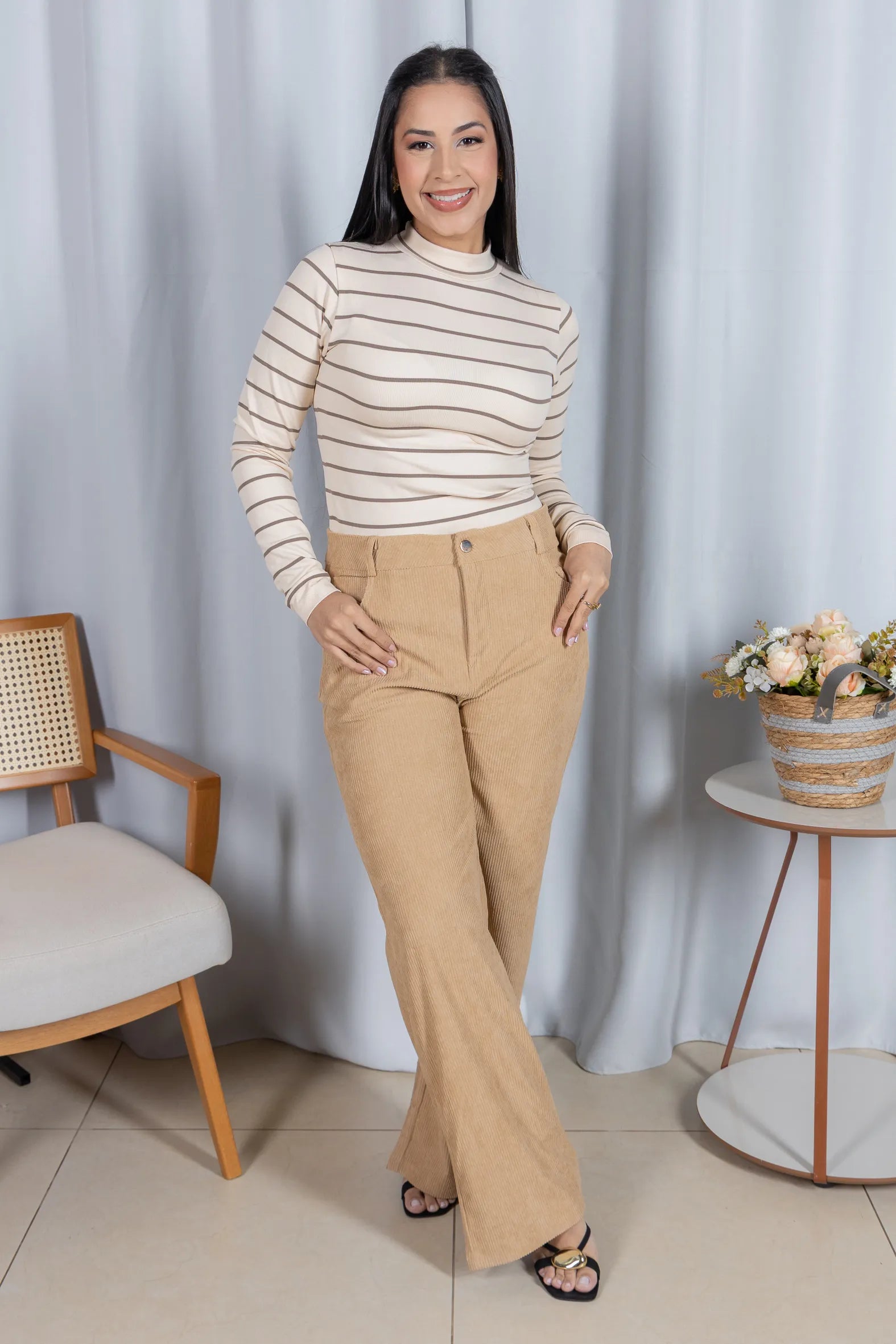 Blusa Manga Longa com Gola Alta em Malha Canelada Andressa Creme