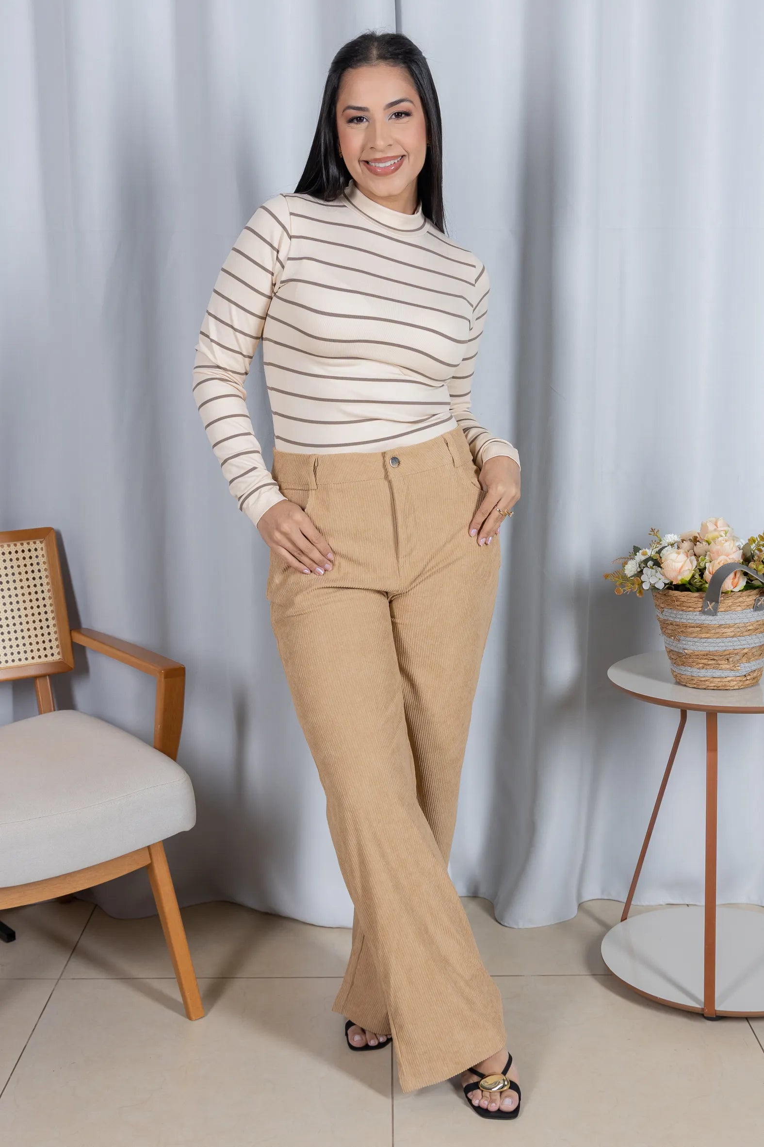 Blusa Manga Longa com Gola Alta em Malha Canelada Andressa Creme
