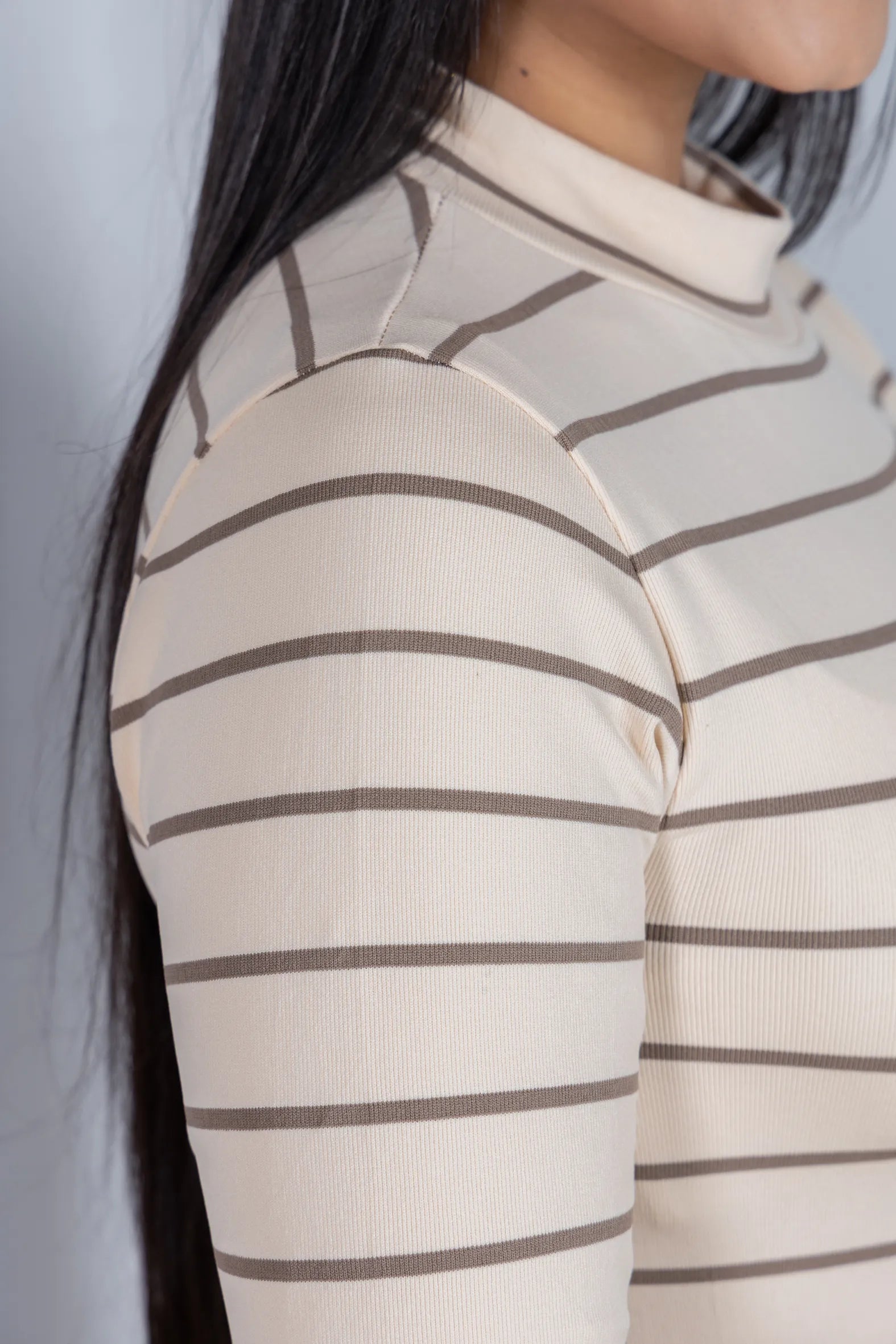Blusa Manga Longa com Gola Alta em Malha Canelada Andressa Creme