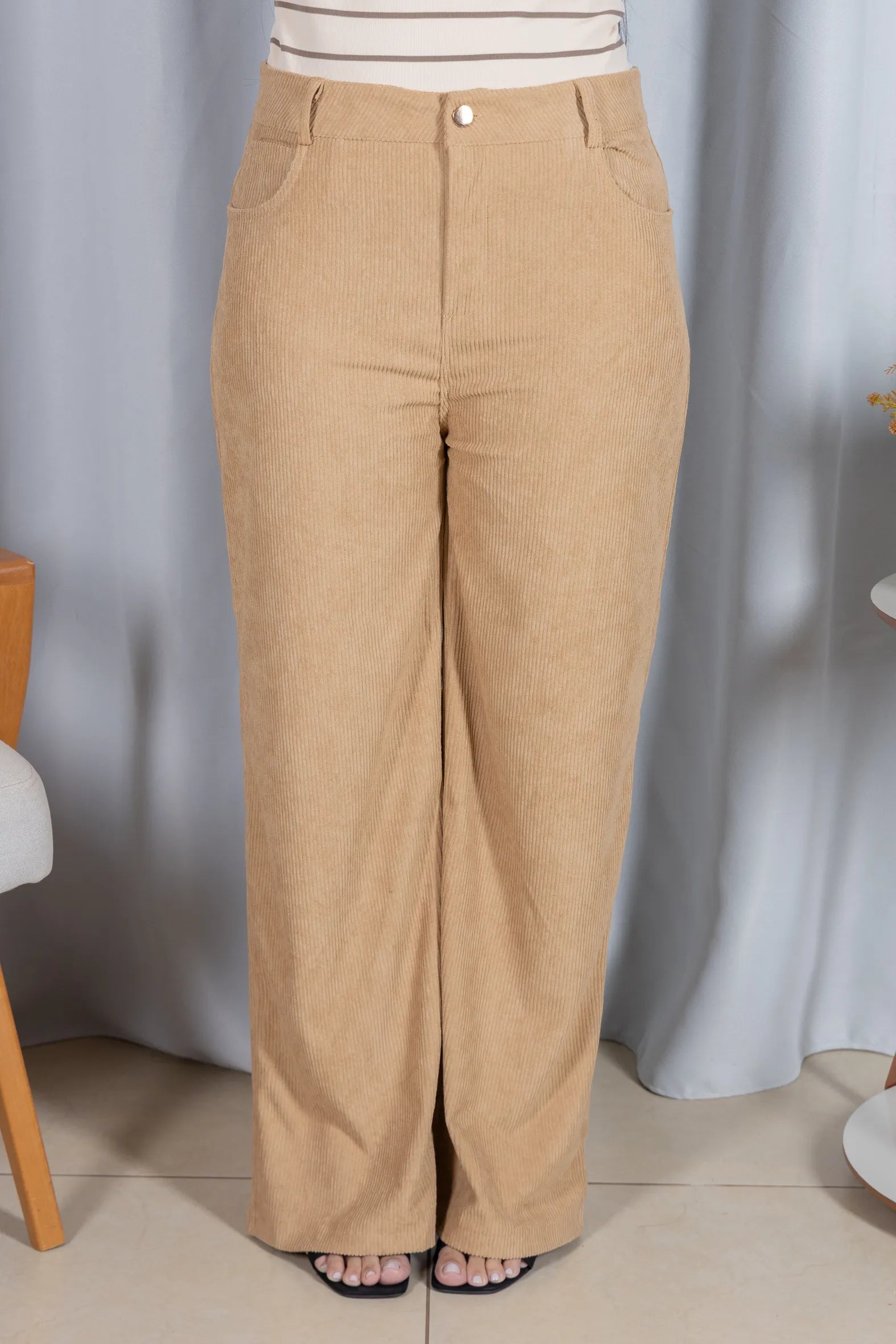 Calça Corte Reto em Cotelê Detalhe Botão Dourado Mia Creme