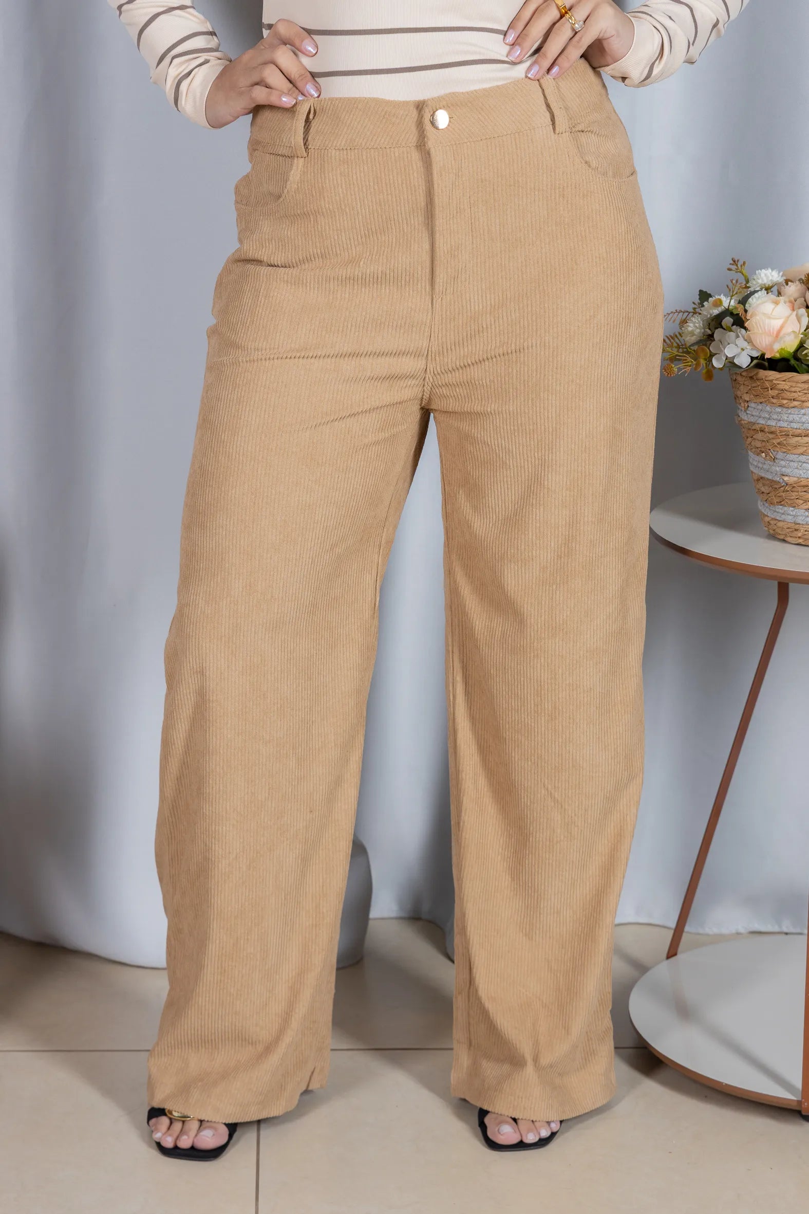 Calça Corte Reto em Cotelê Detalhe Botão Dourado Mia Creme
