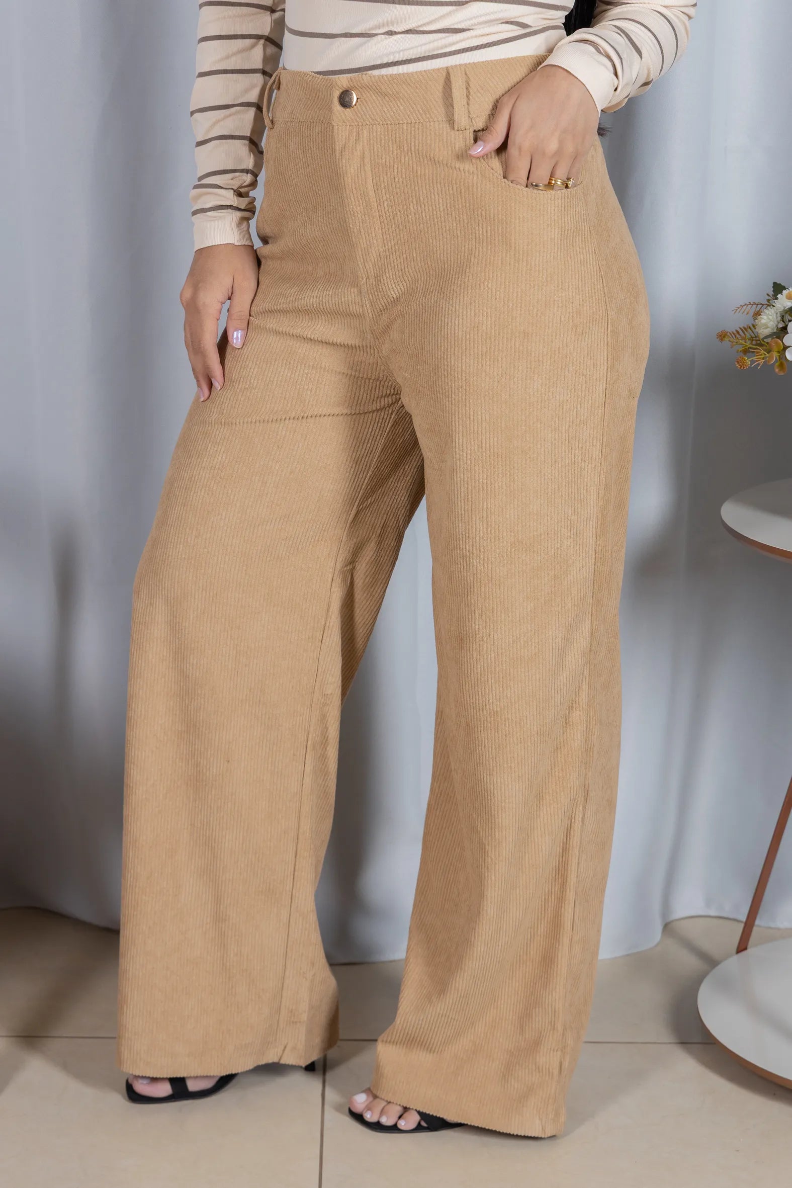 Calça Corte Reto em Cotelê Detalhe Botão Dourado Mia Creme