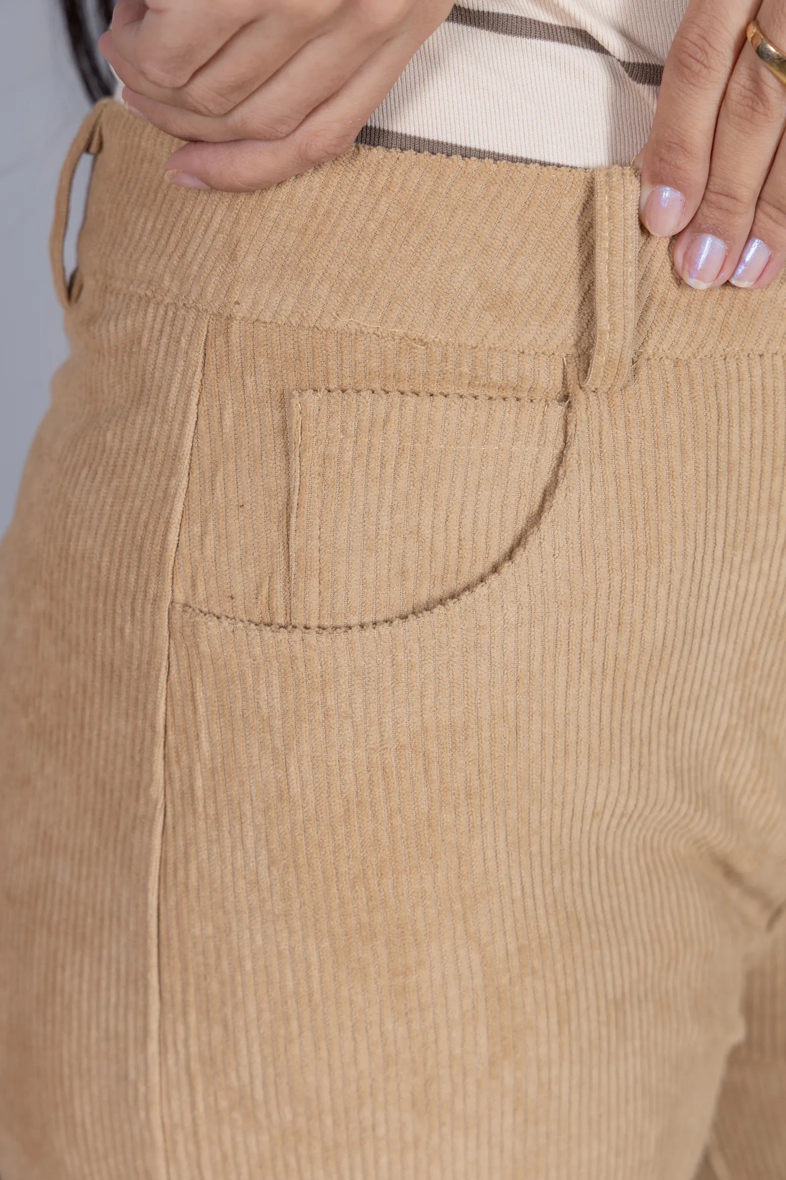 Calça Corte Reto em Cotelê Detalhe Botão Dourado Mia Creme