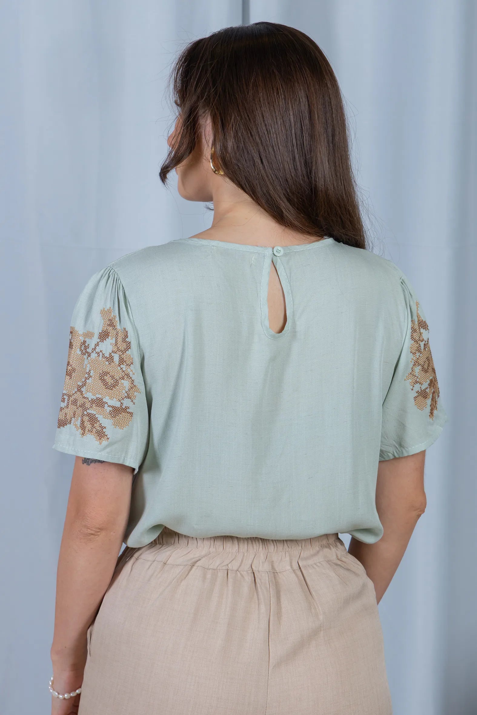 Blusa Manga Curta Visco-Linho Detalhes Bordados Marcela Verde