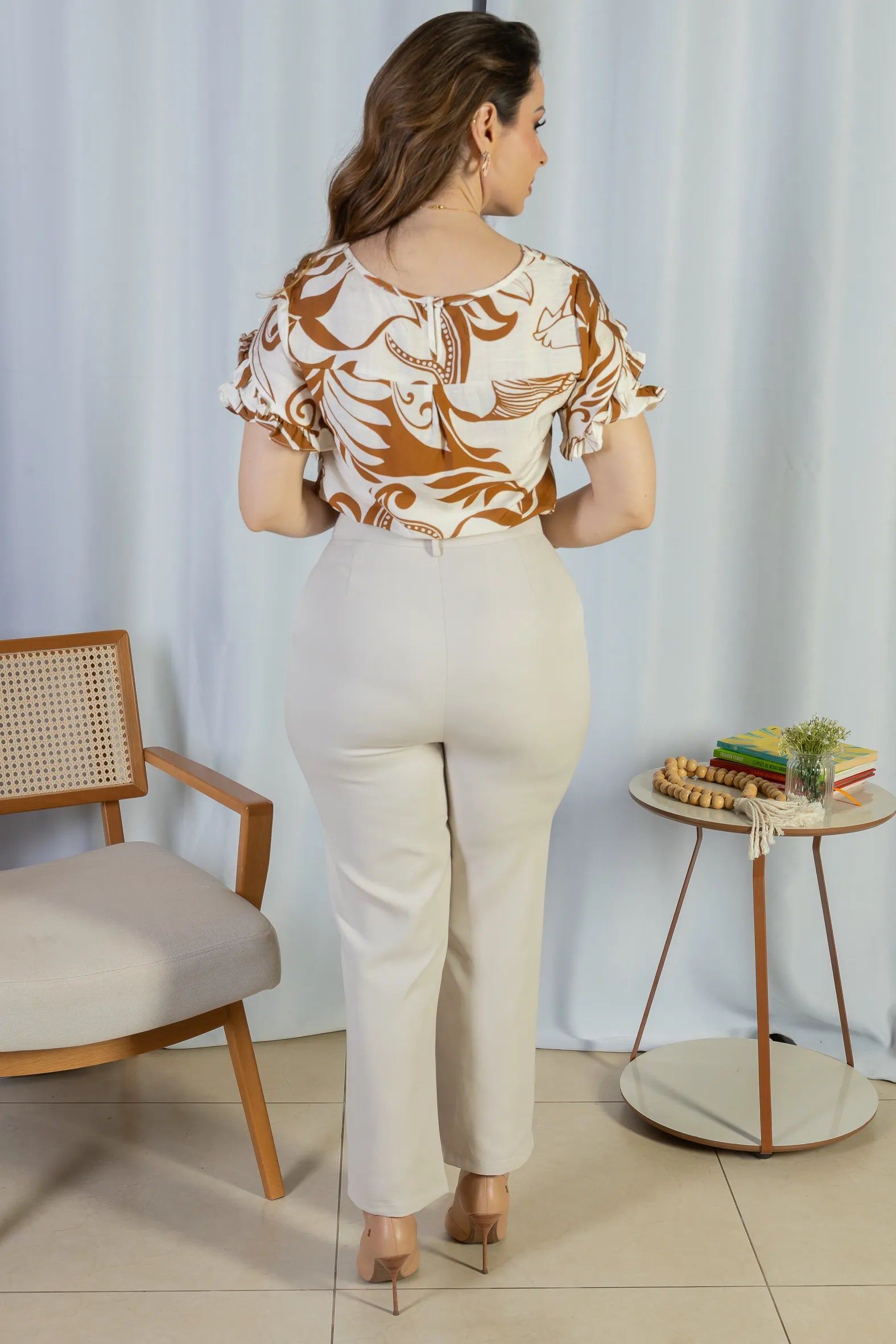 Blusa Manga Curta Babados Visco Brise Nair Estampada Marrom