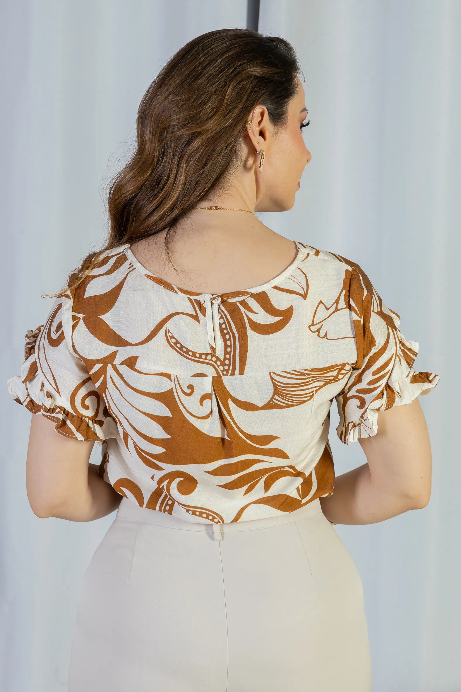 Blusa Manga Curta Babados Visco Brise Nair Estampada Marrom