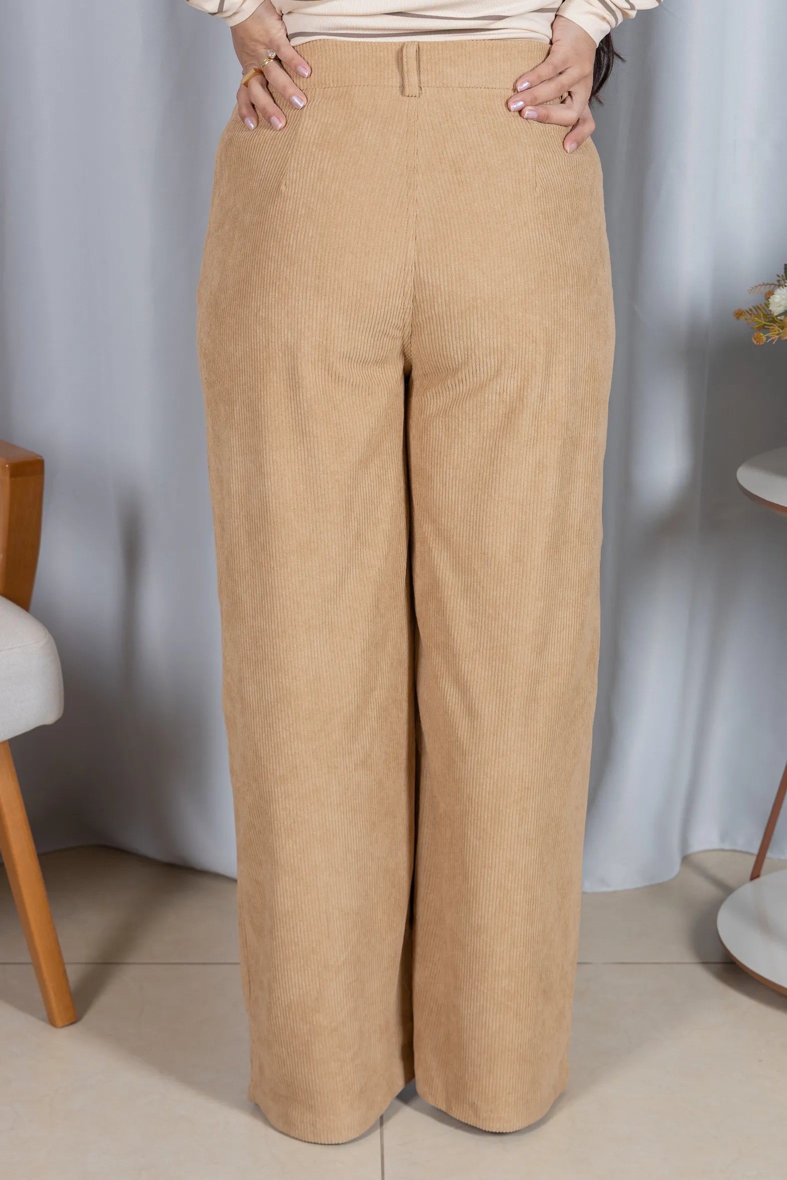 Calça Corte Reto em Cotelê Detalhe Botão Dourado Mia Creme