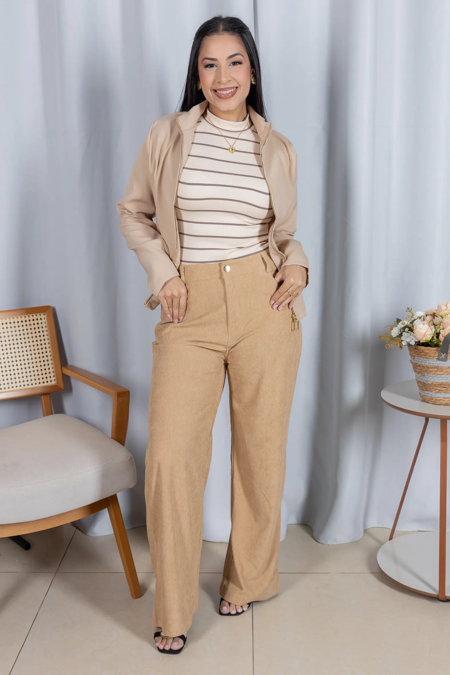 Calça Corte Reto em Cotelê Detalhe Botão Dourado Mia Creme