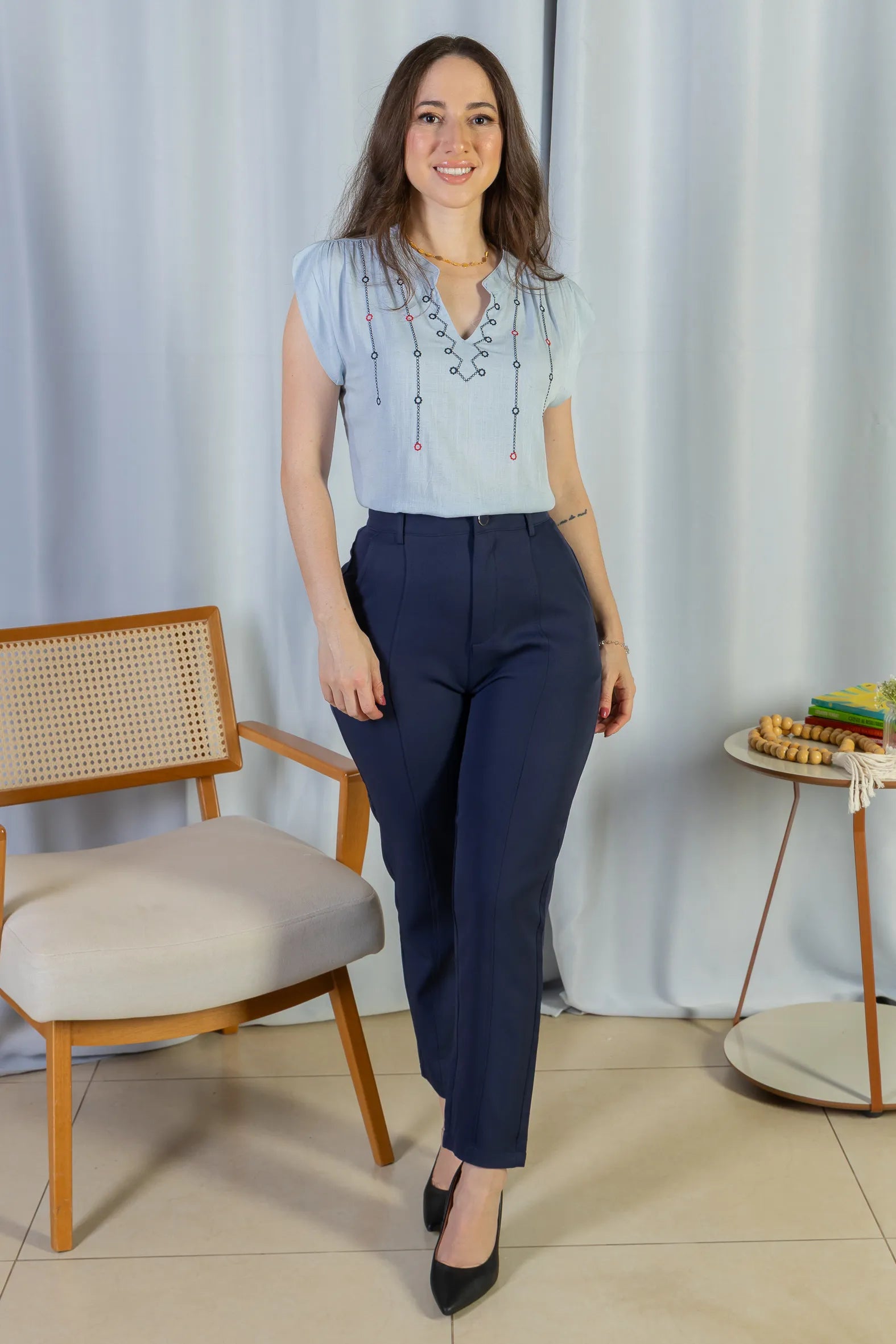 Blusa Regata Pregas Detalhe Decote "V" Visco-linho Lisandra Azul