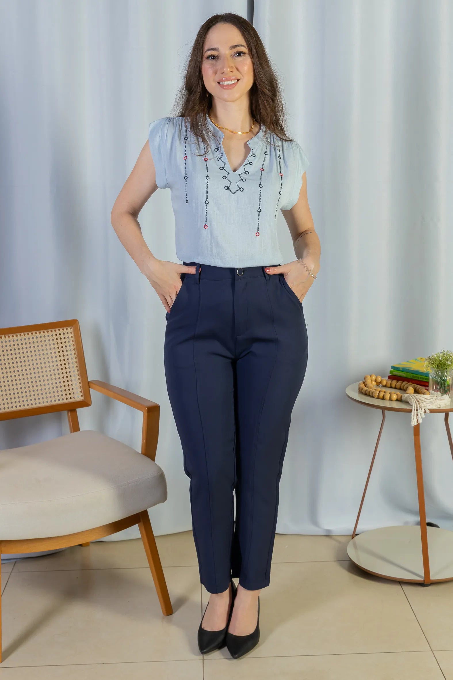 Blusa Regata Pregas Detalhe Decote "V" Visco-linho Lisandra Azul