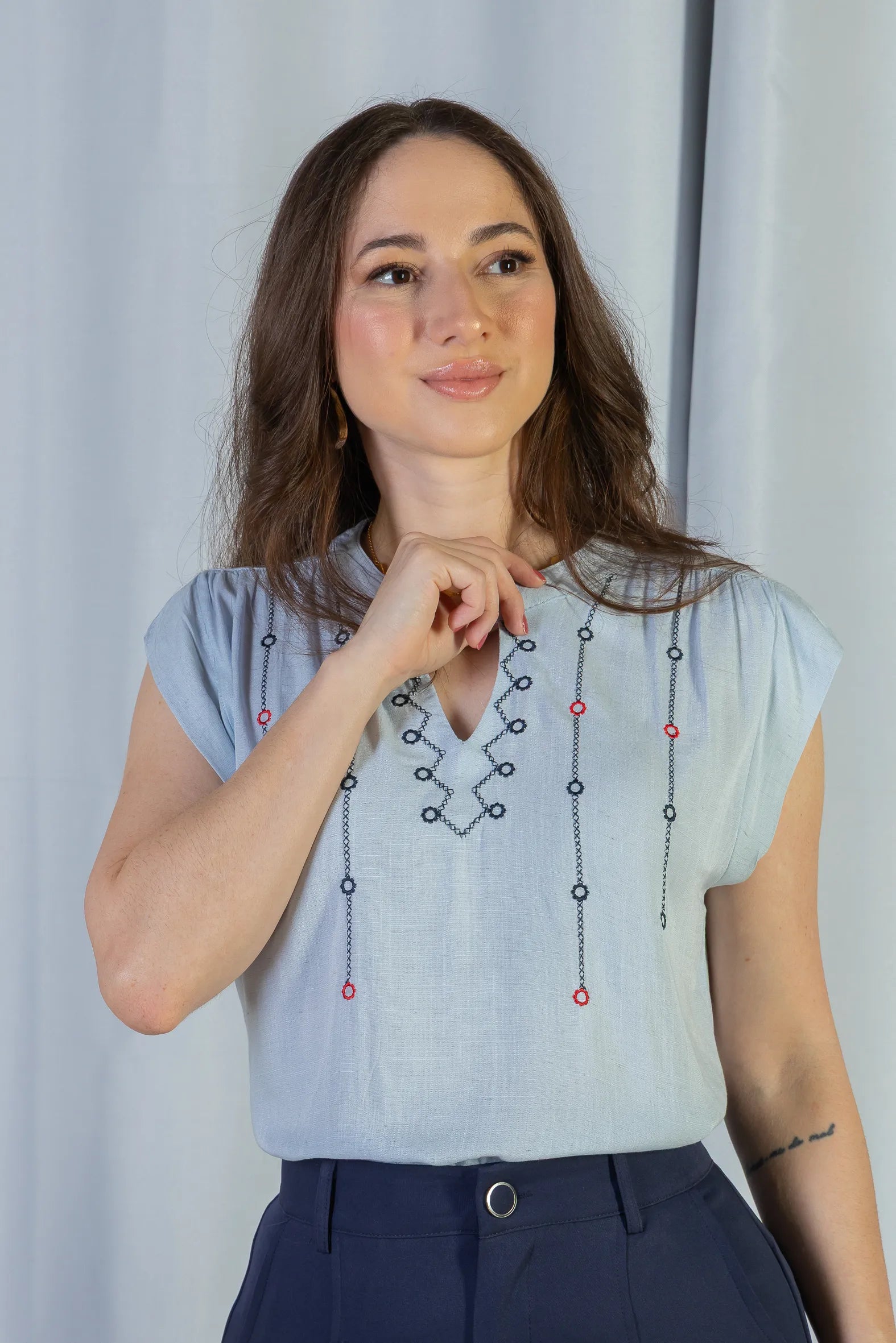 Blusa Regata Pregas Detalhe Decote "V" Visco-linho Lisandra Azul