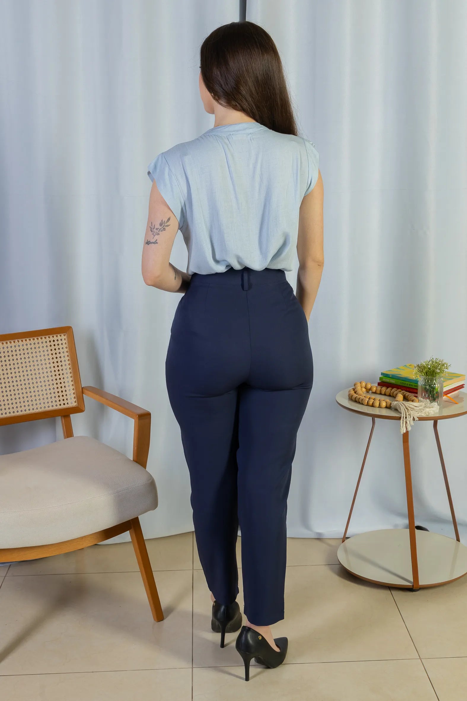 Blusa Regata Pregas Detalhe Decote "V" Visco-linho Lisandra Azul