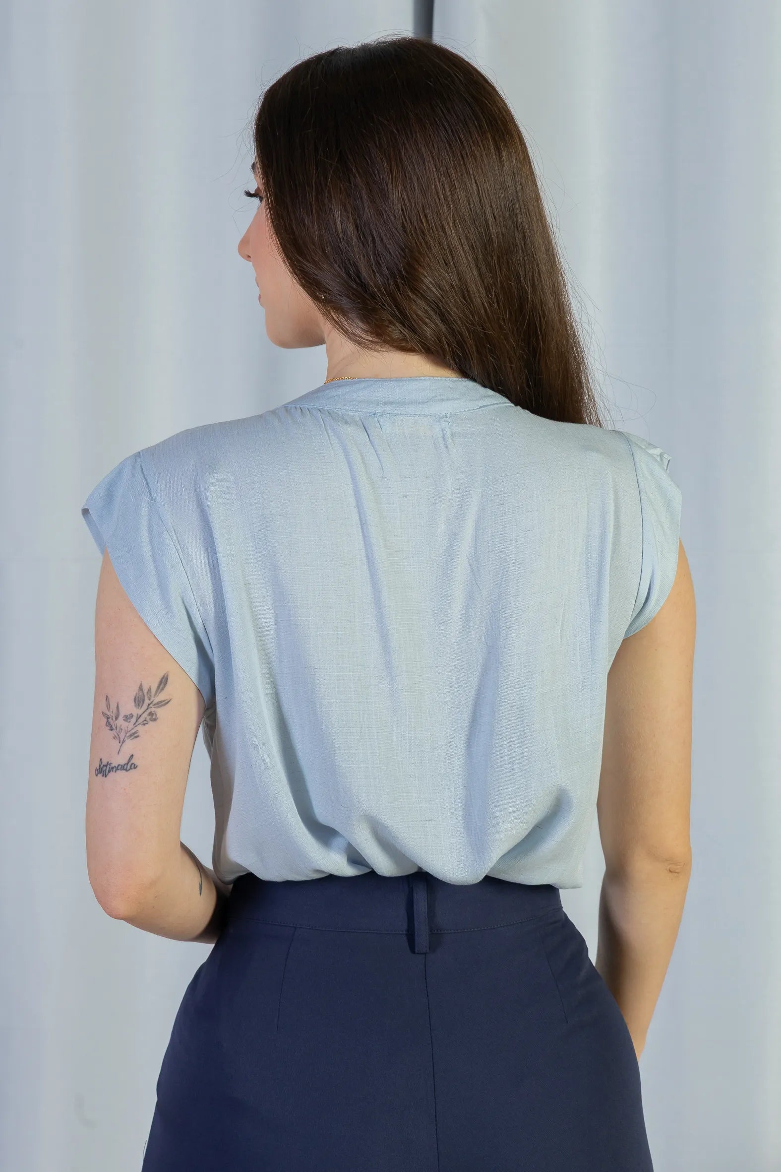 Blusa Regata Pregas Detalhe Decote "V" Visco-linho Lisandra Azul