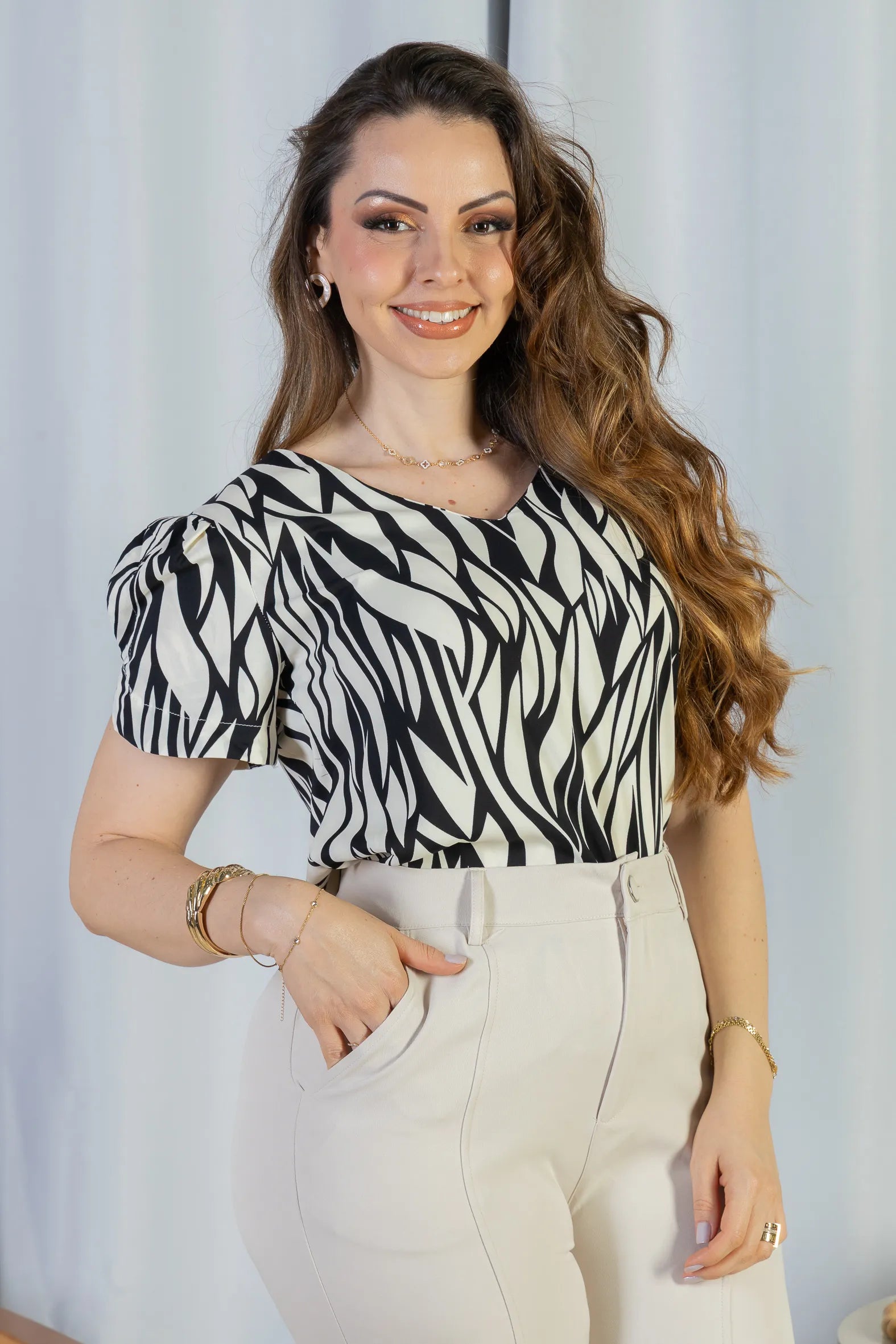 Blusa Manga Curta Detalhe Botão Decote "V" Crepe Classic Graciane Preta