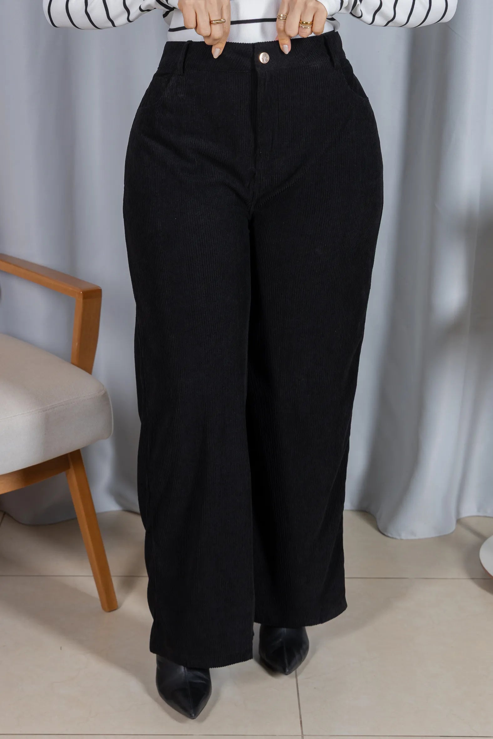 Calça Corte Reto em Cotelê Detalhe Botão Dourado Mia Preta